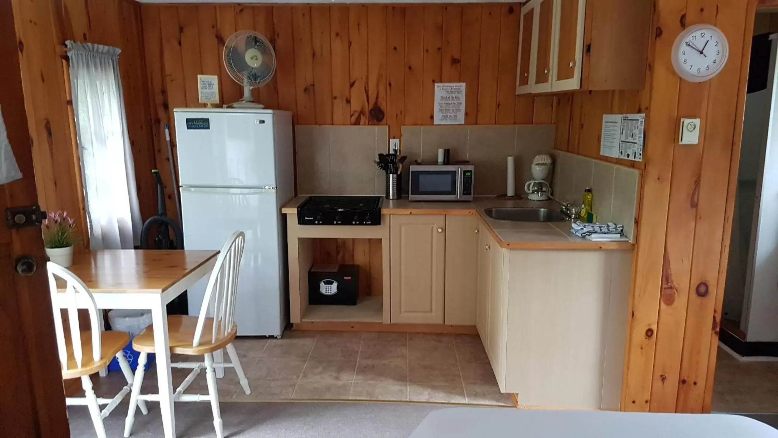 Kitchen/Kitchenette in Parkway Cottage Resort and Trading Post