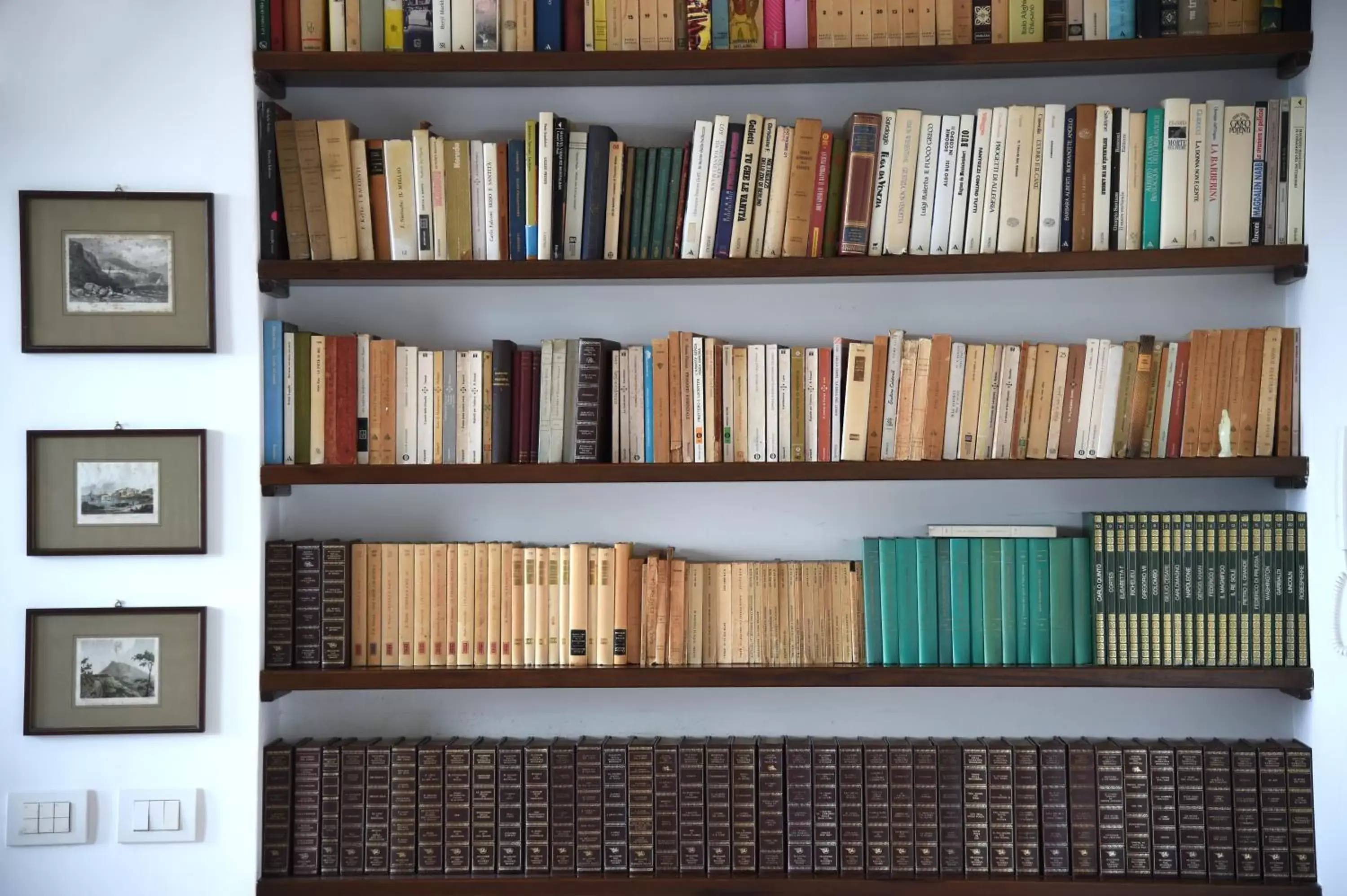 Library in Bella Sorrento B&B