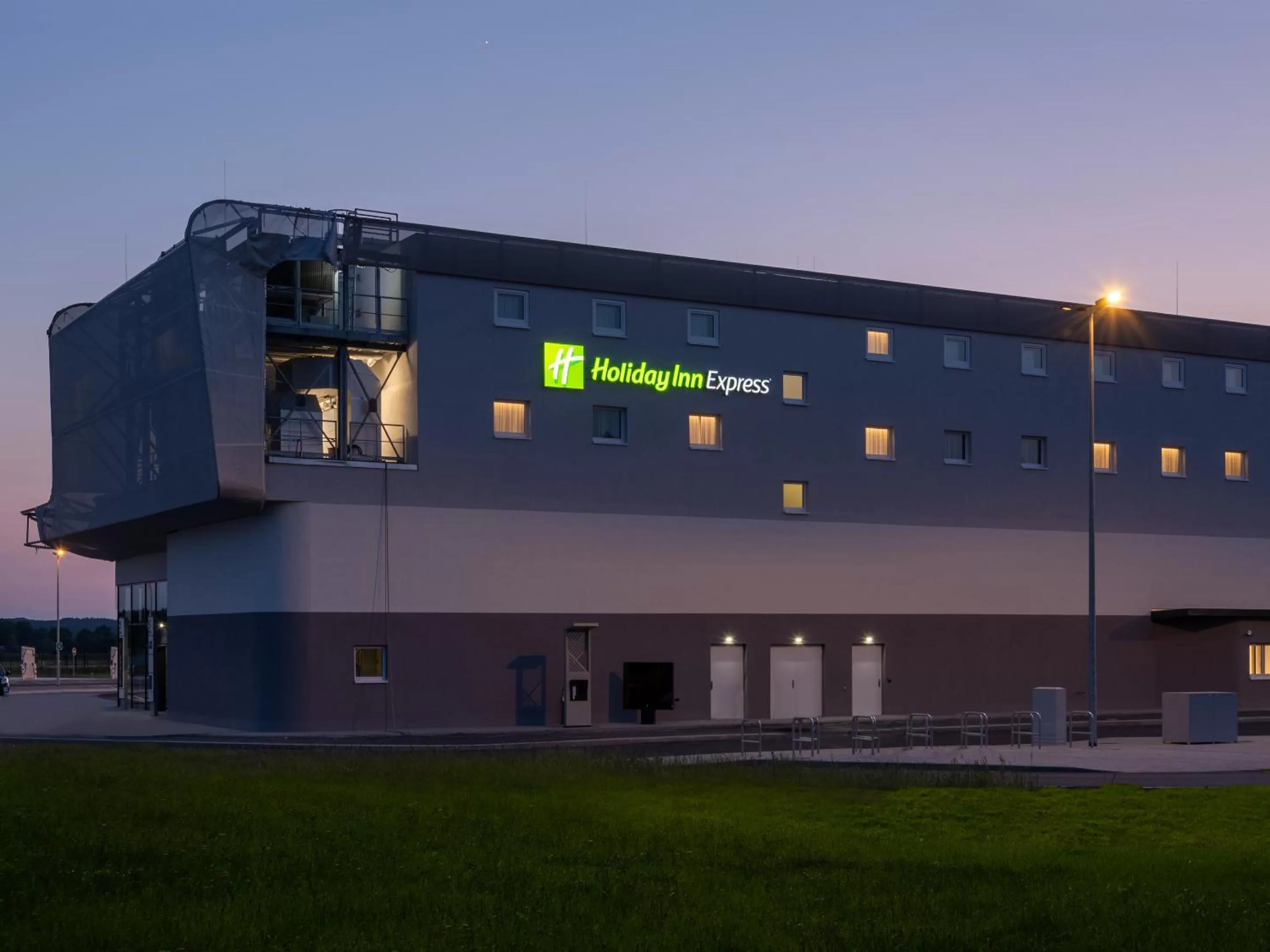 Facade/entrance in Holiday Inn Express - Hamburg South A7-AS42 by IHG