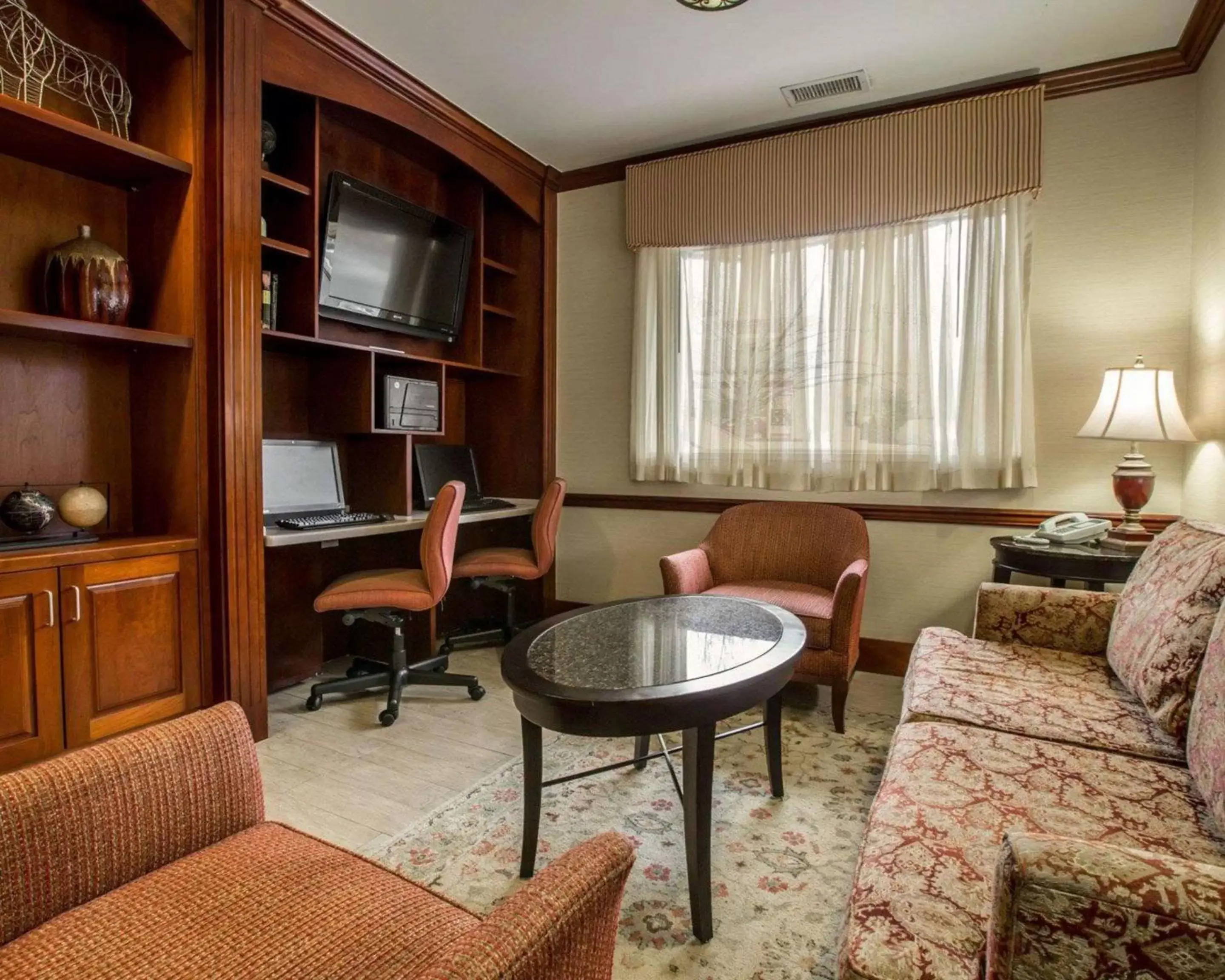 Lobby or reception, Seating Area in Quality Inn & Suites Biltmore East