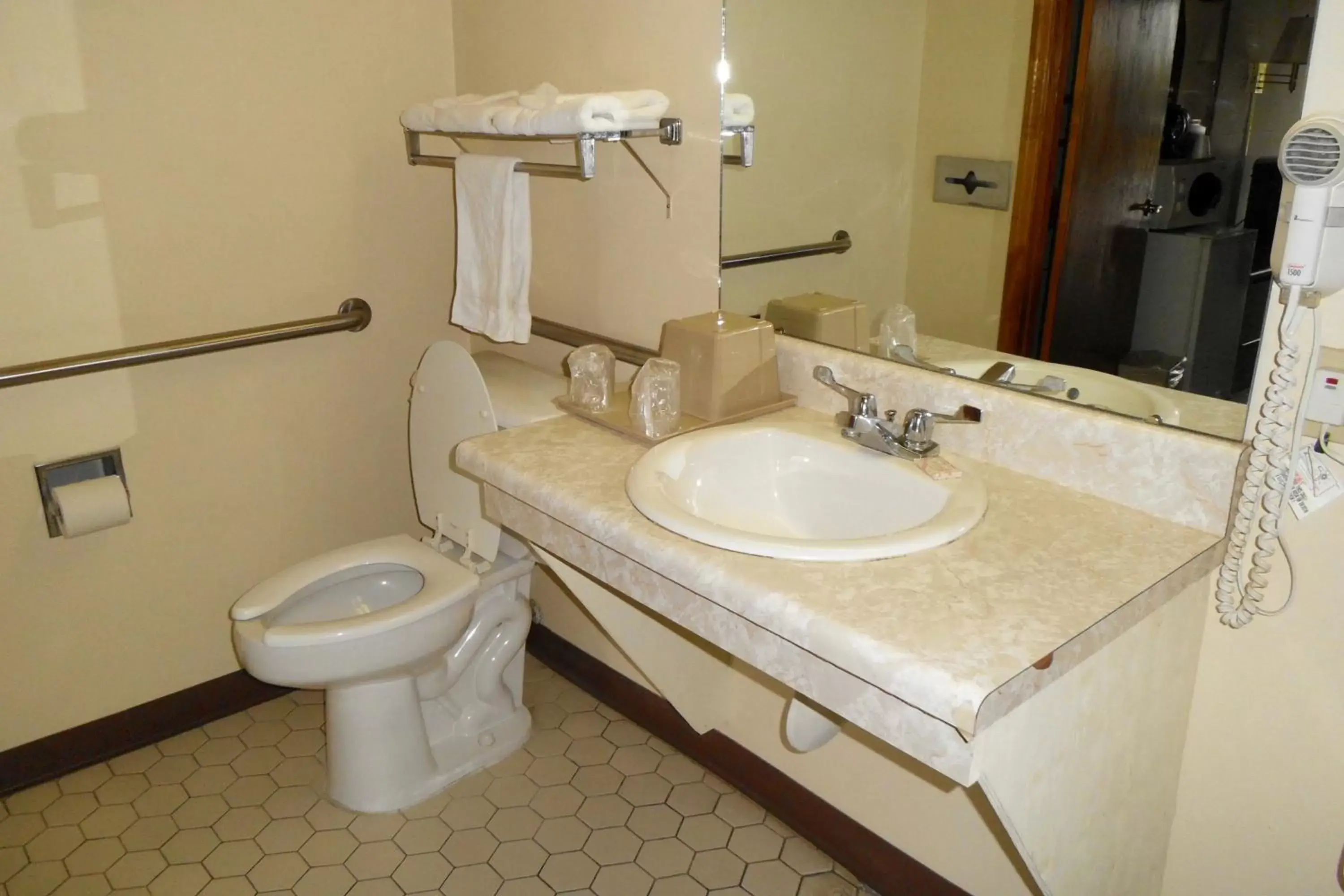 Toilet, Bathroom in Western Motel - Camilla