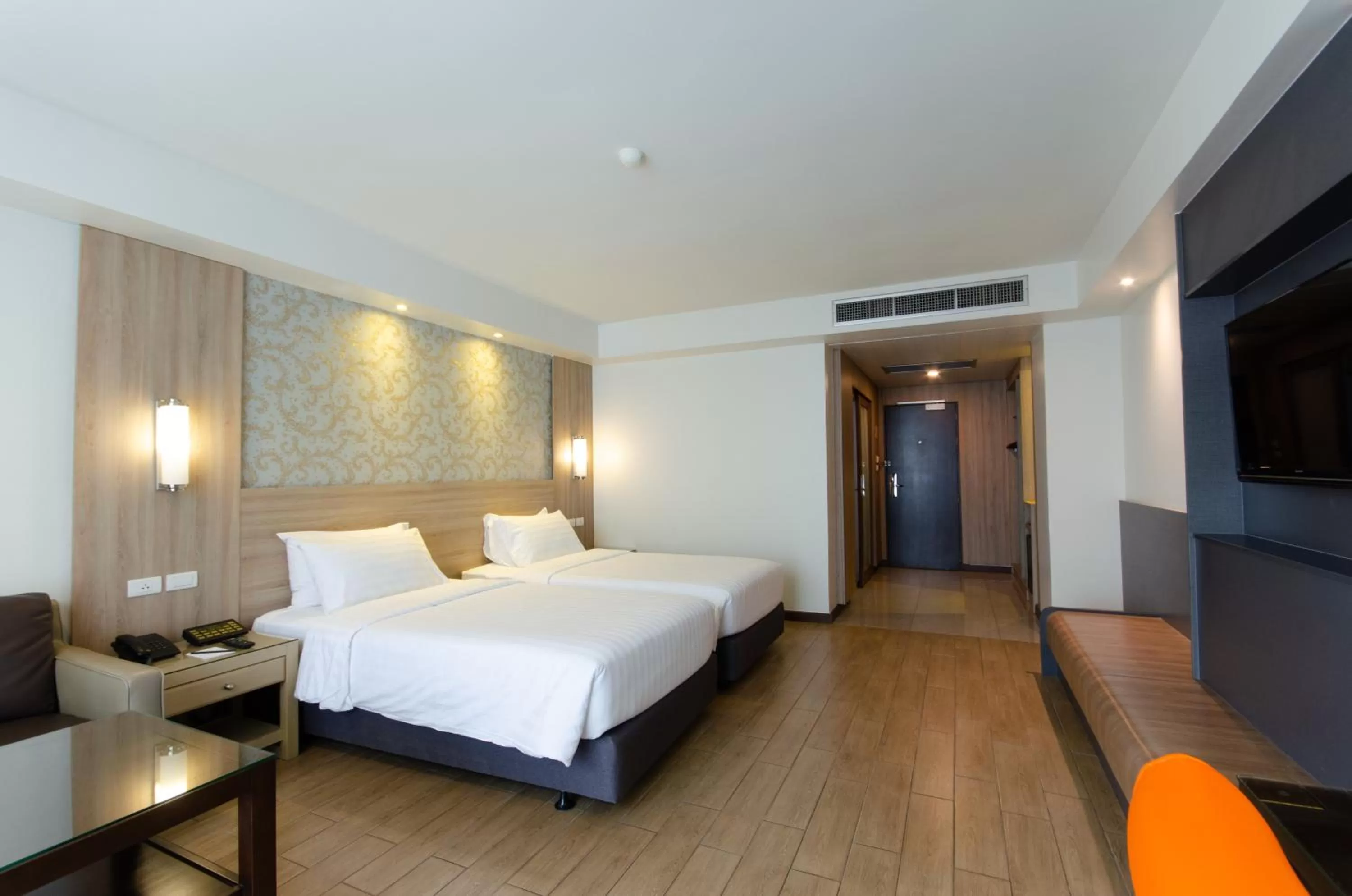 Bedroom, Bed in Dynasty Grande Hotel