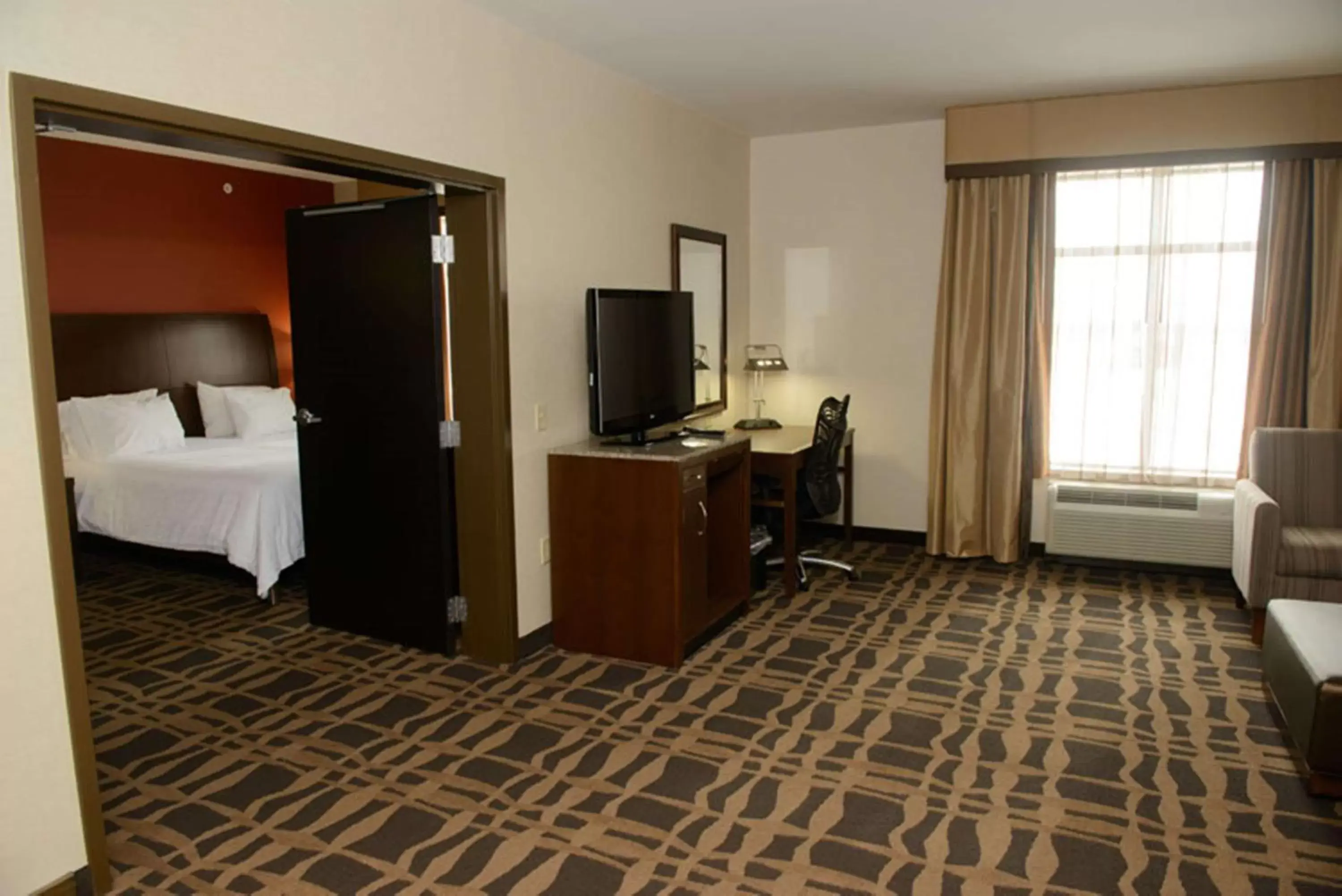 Bed, TV/Entertainment Center in Hilton Garden Inn Dayton South - Austin Landing