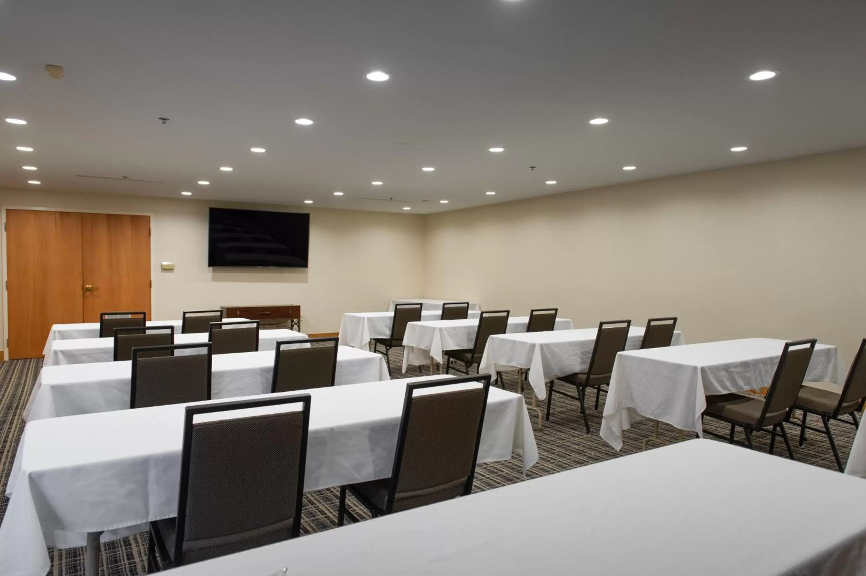 Meeting/conference room in Holiday Inn Express & Suites Hayward, an IHG Hotel