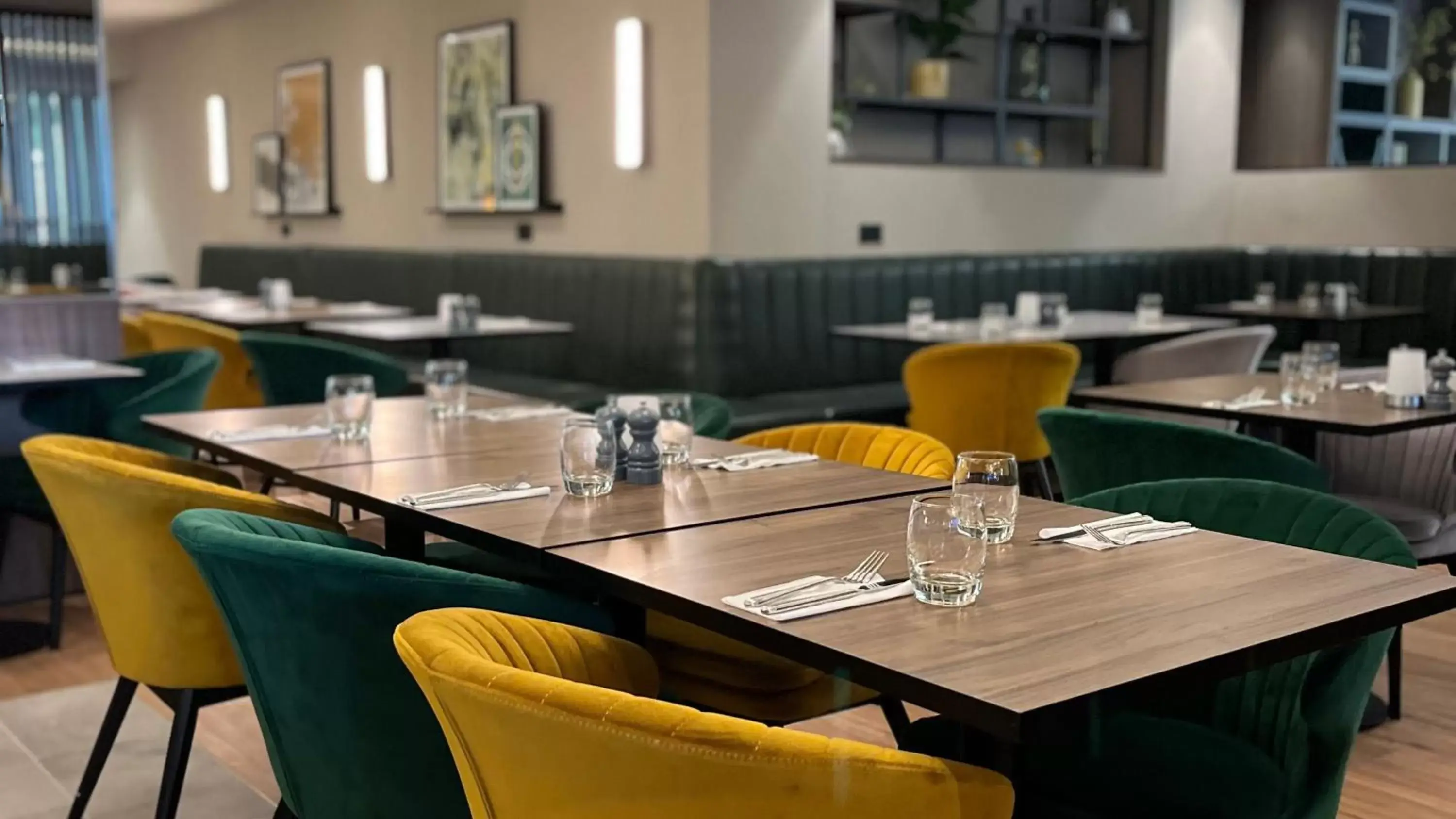 Lounge or bar, Restaurant/Places to Eat in Holiday Inn London Gatwick - Worth, an IHG Hotel
