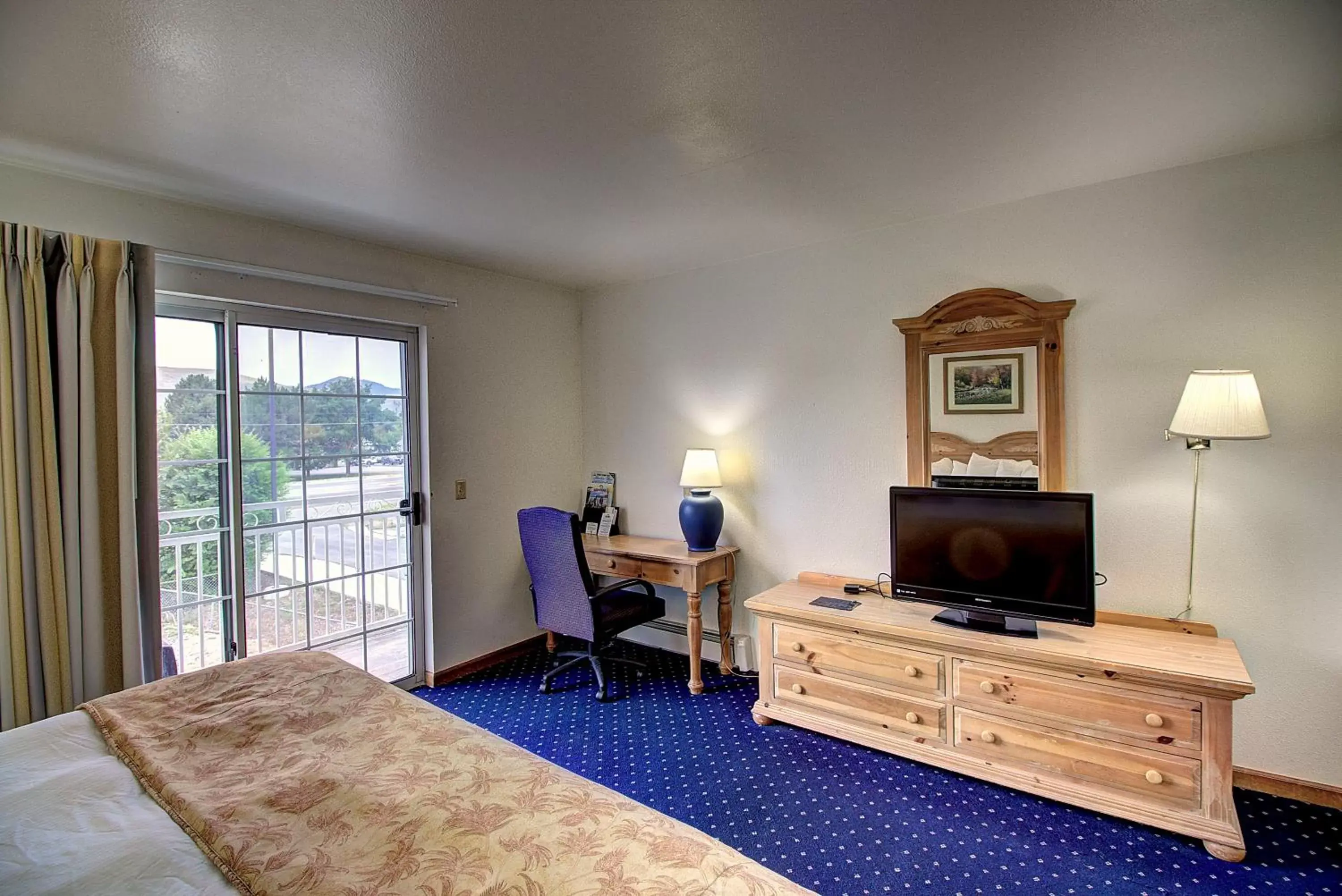 Seating area, TV/Entertainment Center in Days Inn & Suites by Wyndham Lolo