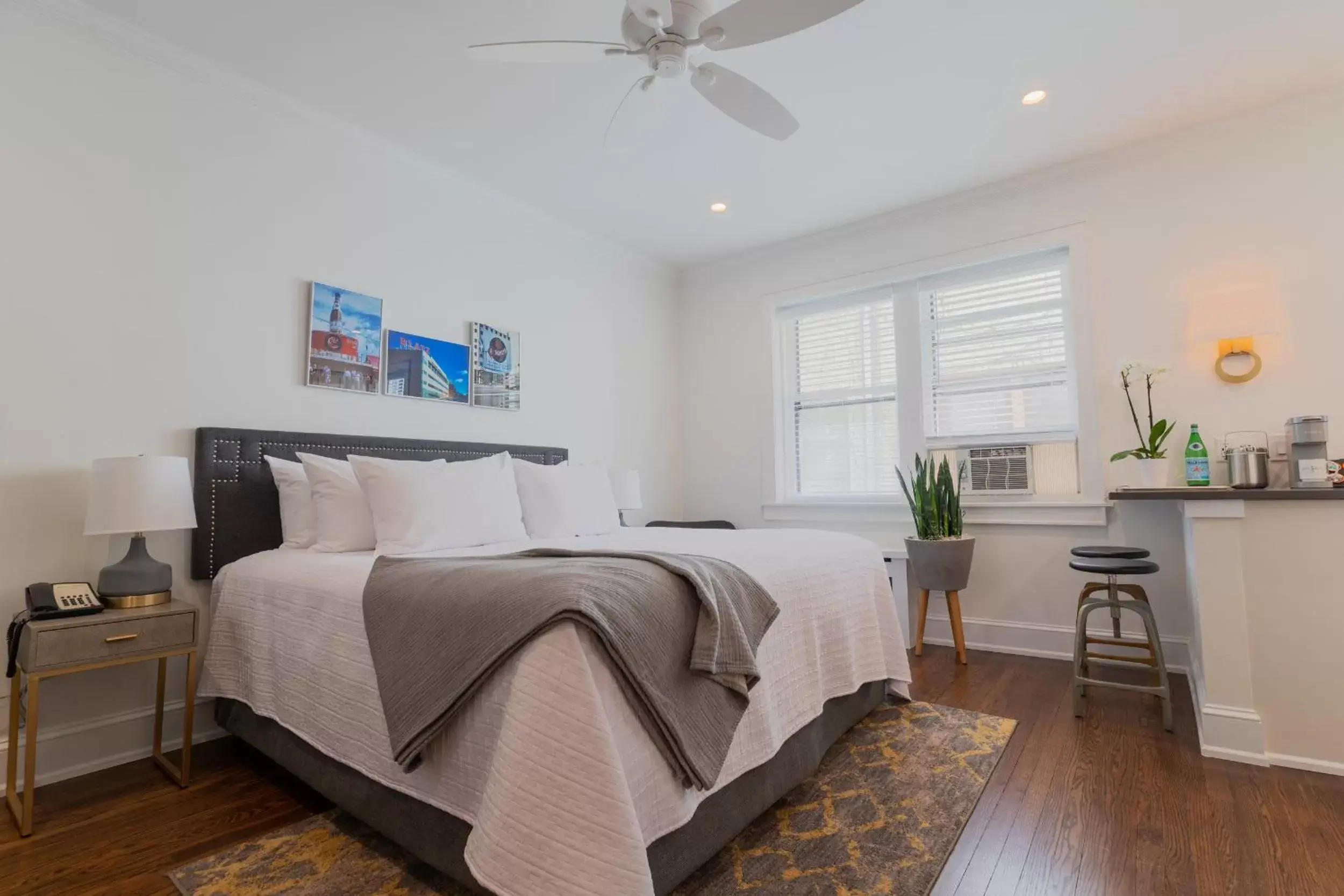 Bed in The Plaza Hotel - Milwaukee Bed in The Plaza Hotel - Milwaukee