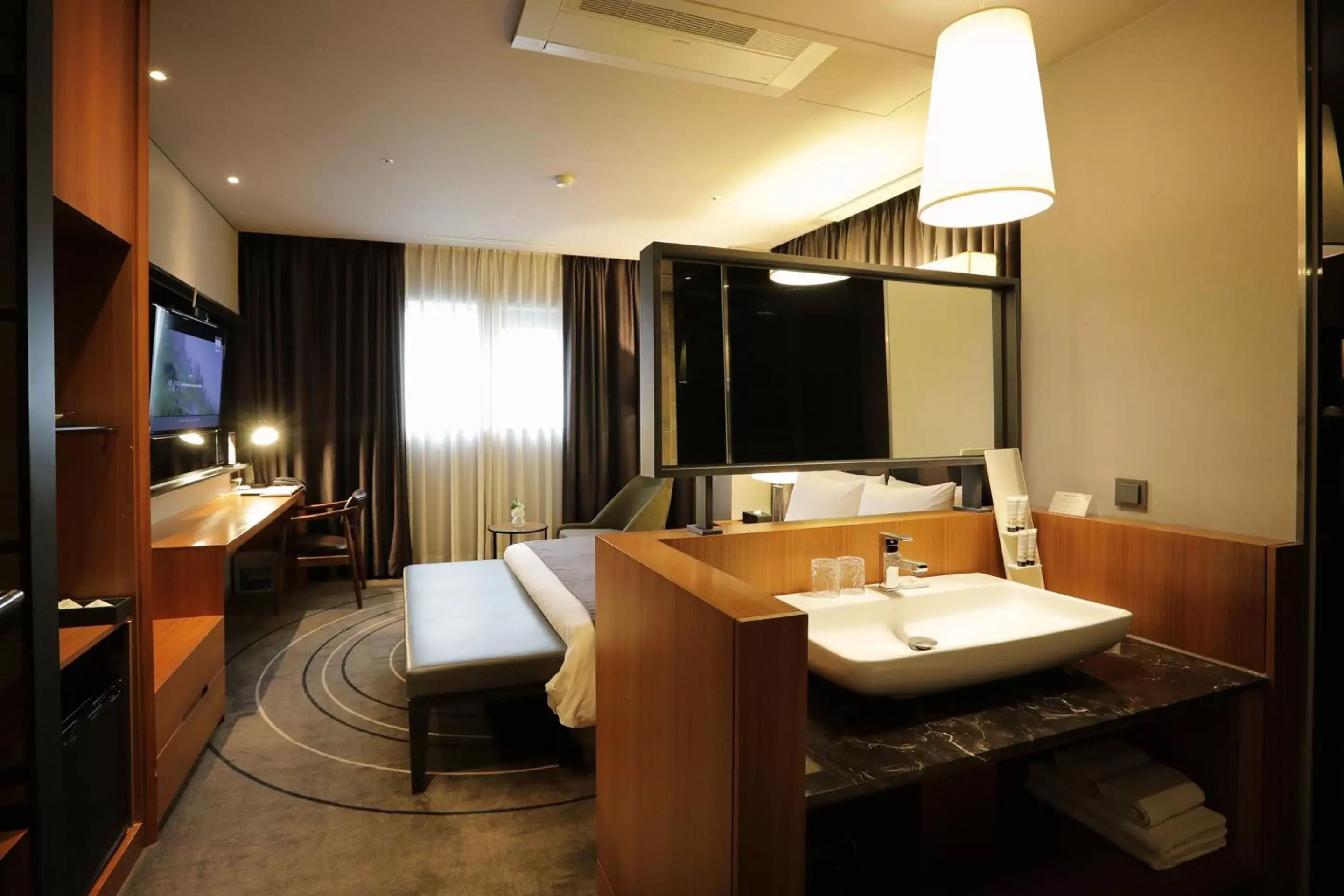Bed, Bathroom in Best Louis Hamilton Hotel Haeundae