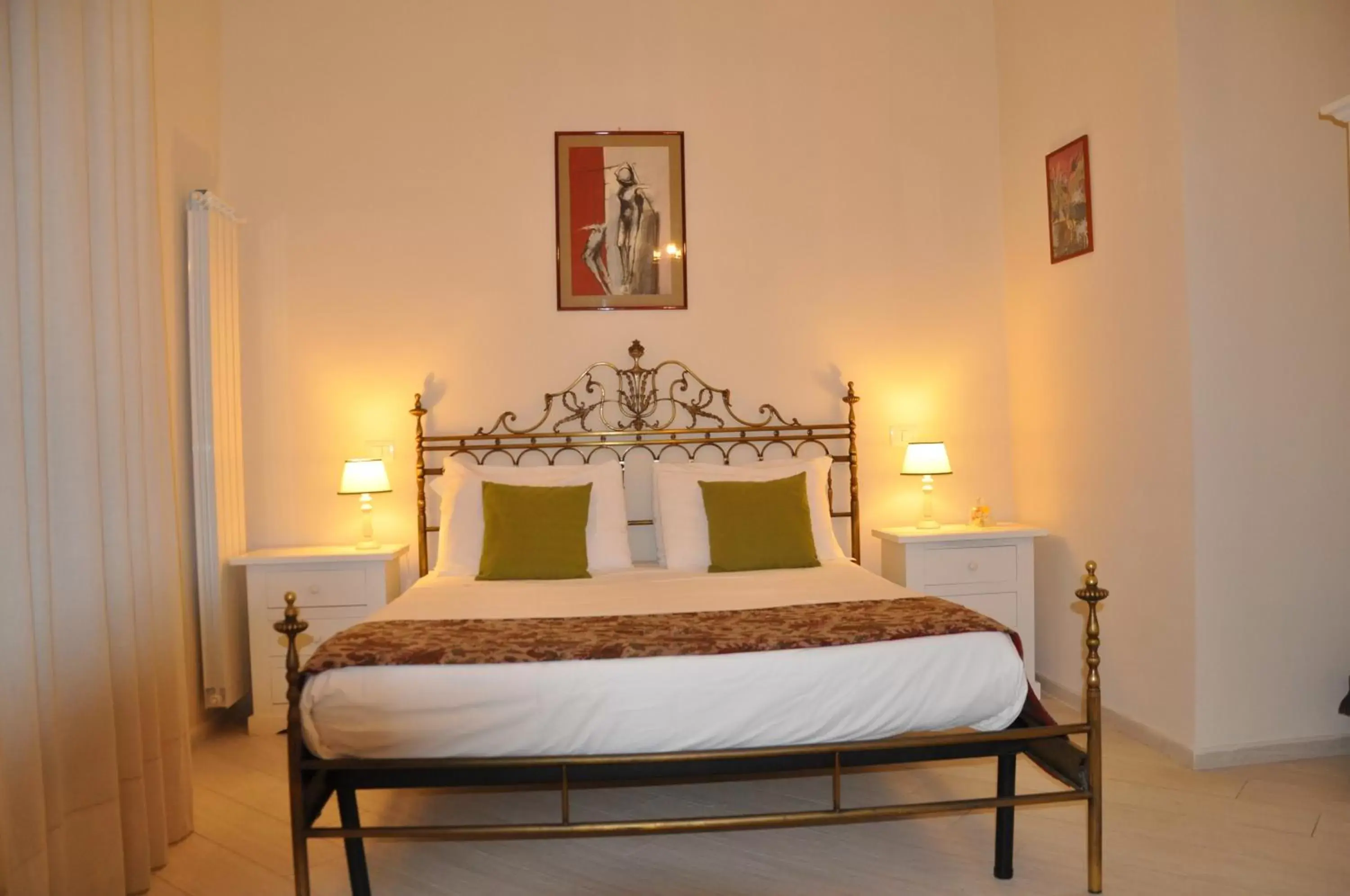Photo of the whole room, Bed in Domus Borbonica