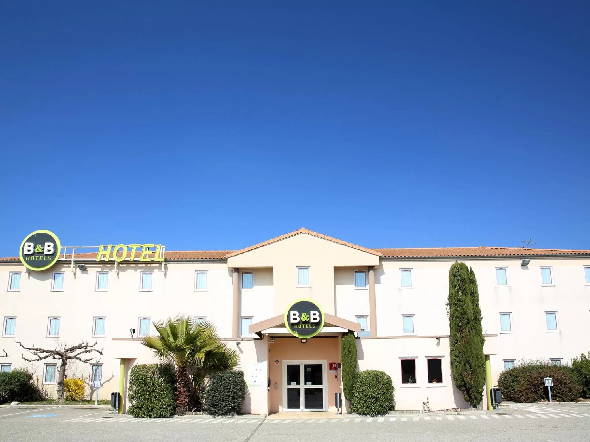 Property building in B&B HOTEL Avignon 2