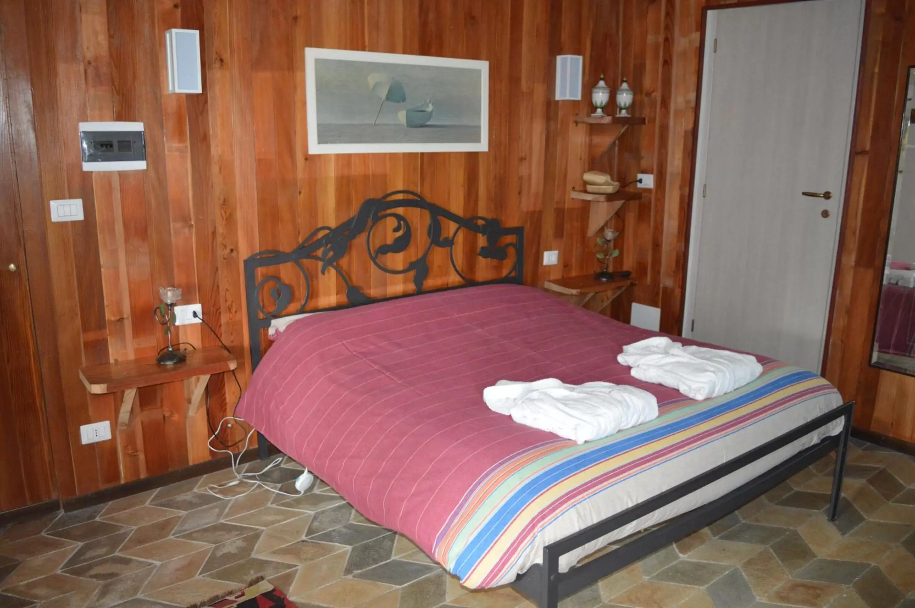 Photo of the whole room, Bed in L'uovo e la faina