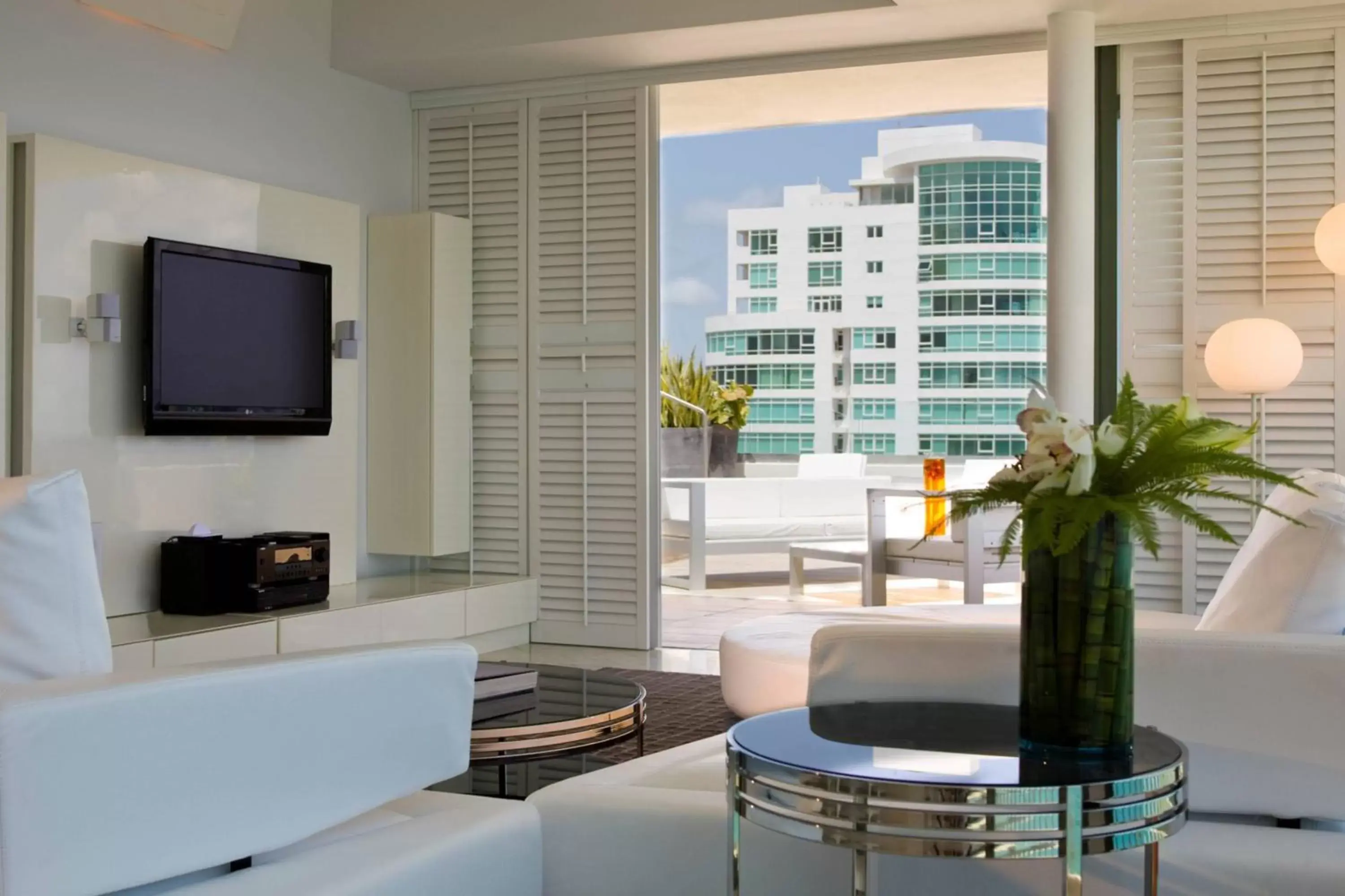 Photo of the whole room, Seating Area in La Concha Renaissance San Juan Resort