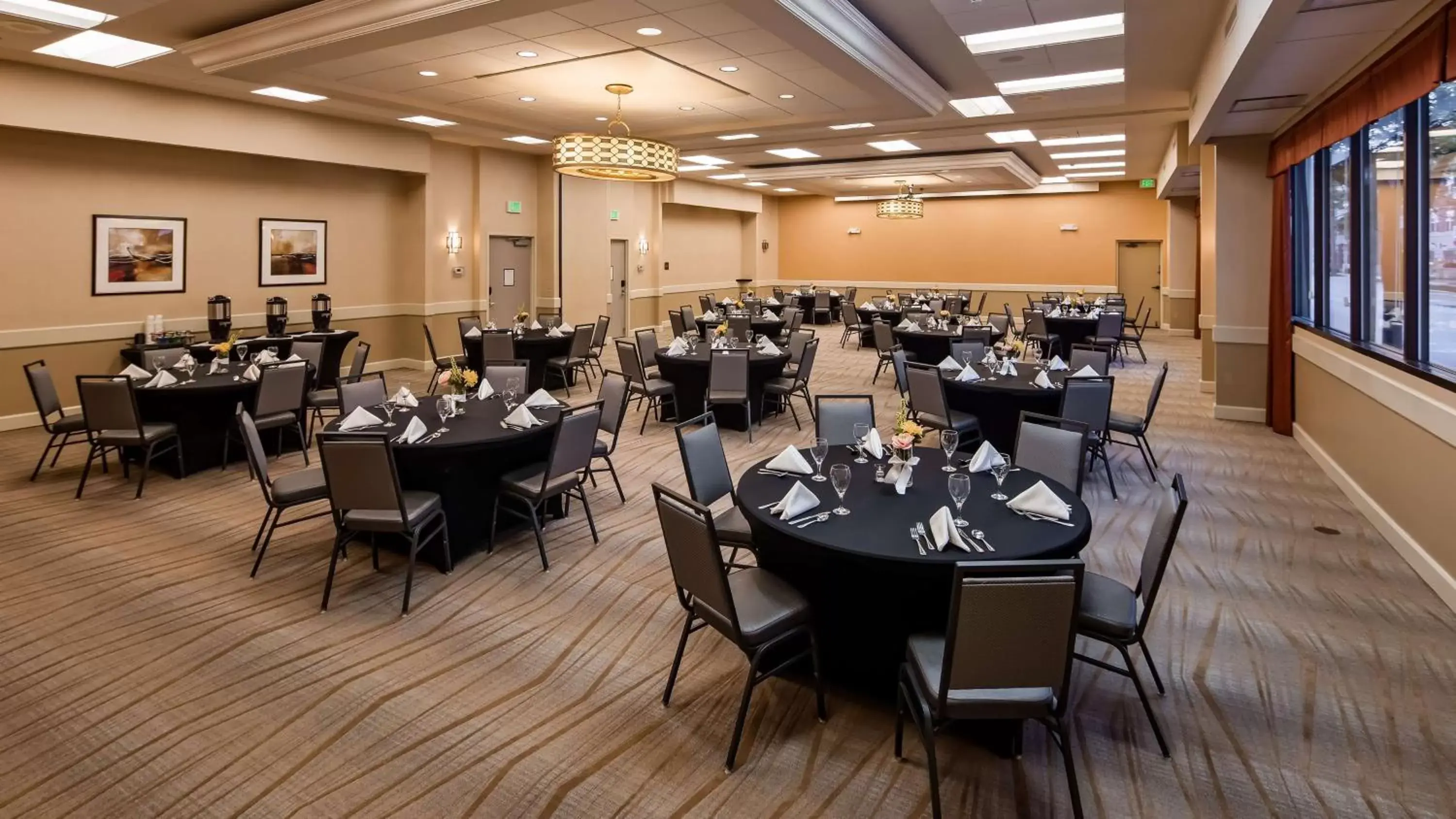 Photo of the whole room, Restaurant/Places to Eat in Best Western Plus InnTowner Madison
