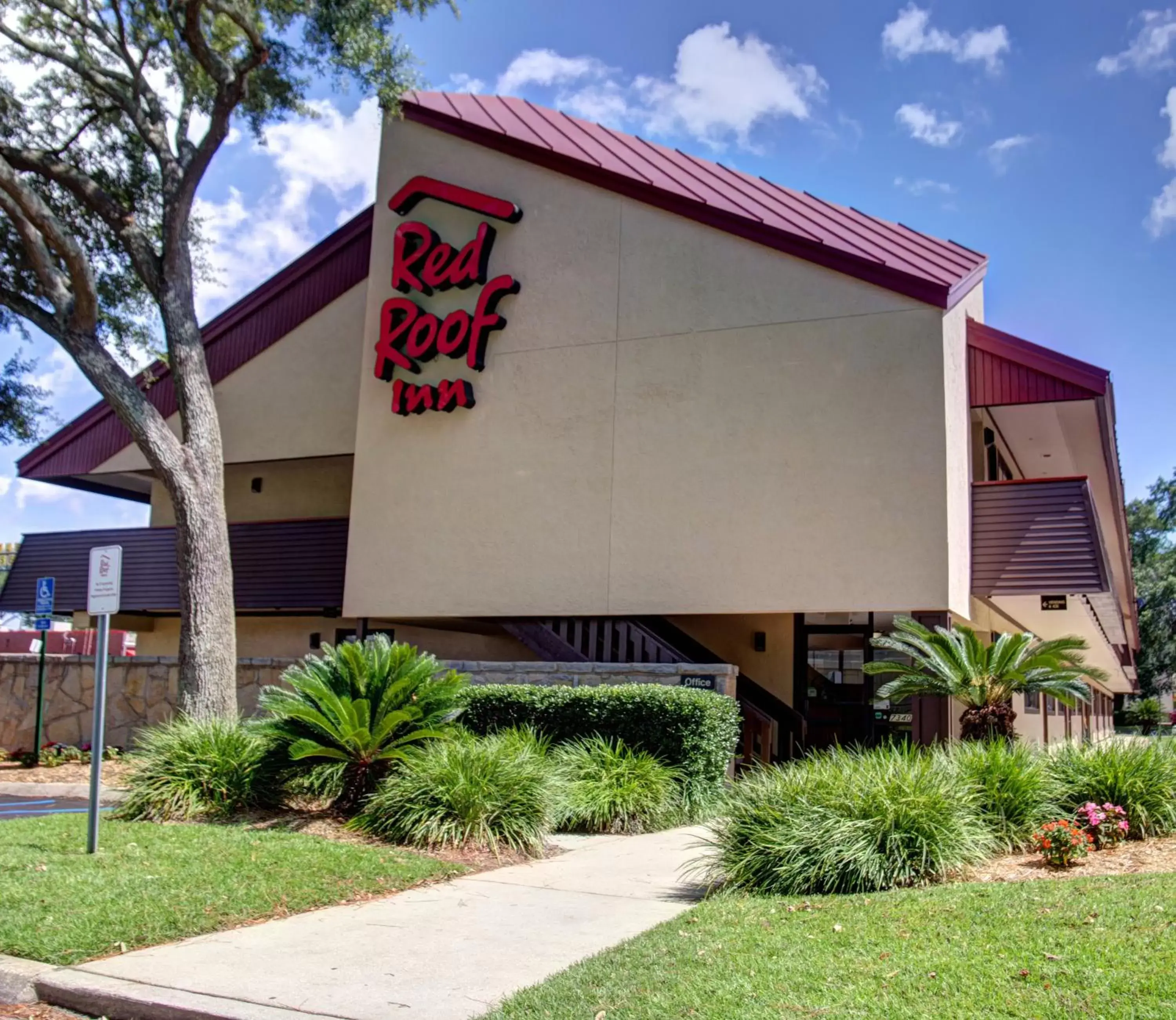 Property Building in Red Roof Inn Pensacola - I-10 at Davis Highway