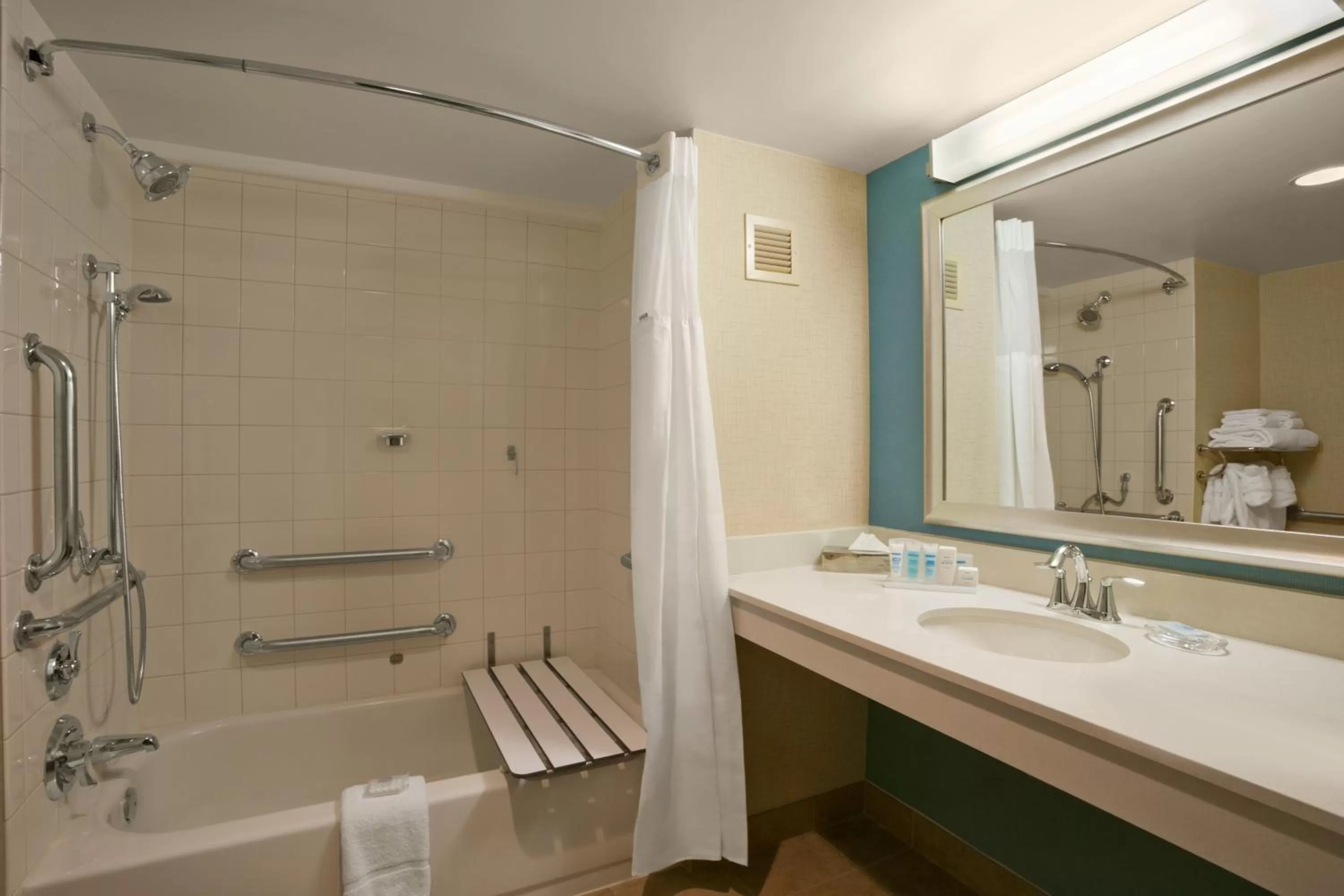 Deluxe King Room - Mobility Access/Non-Smoking in Wyndham Pittsburgh University Center
