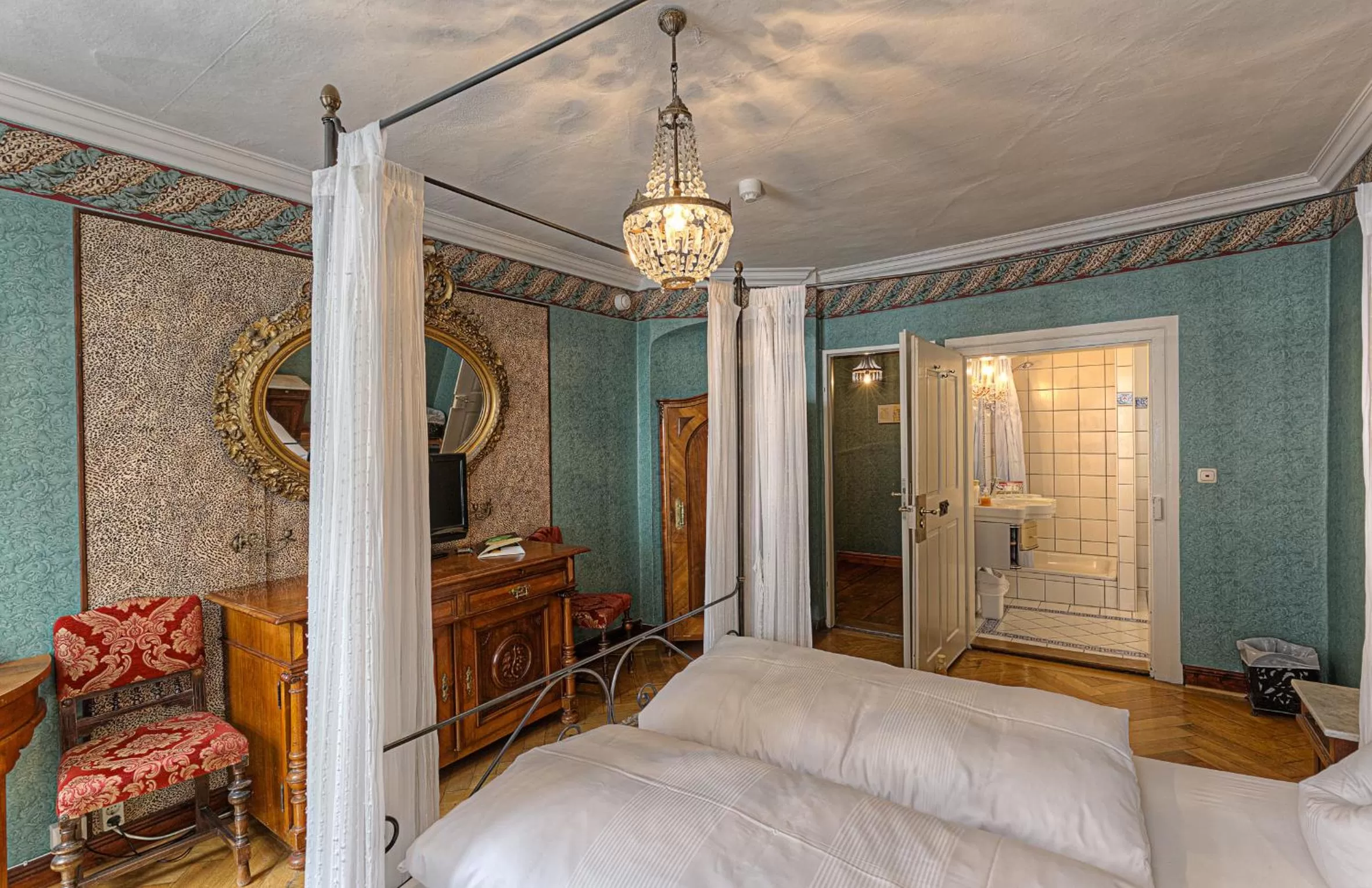 Bedroom, Bed in Hotel Orphée - Kleines Haus