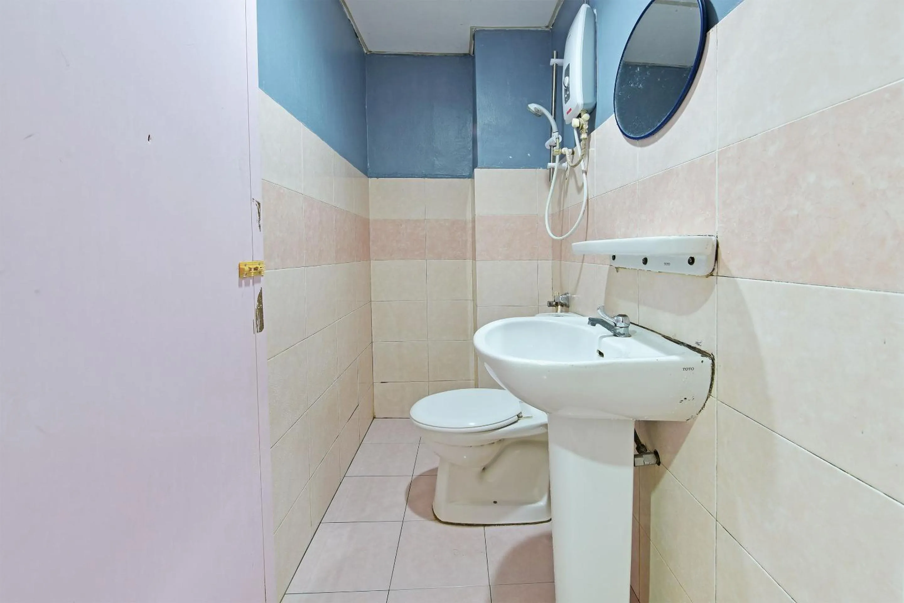 Bathroom in OYO 90846 Hotel Akasia