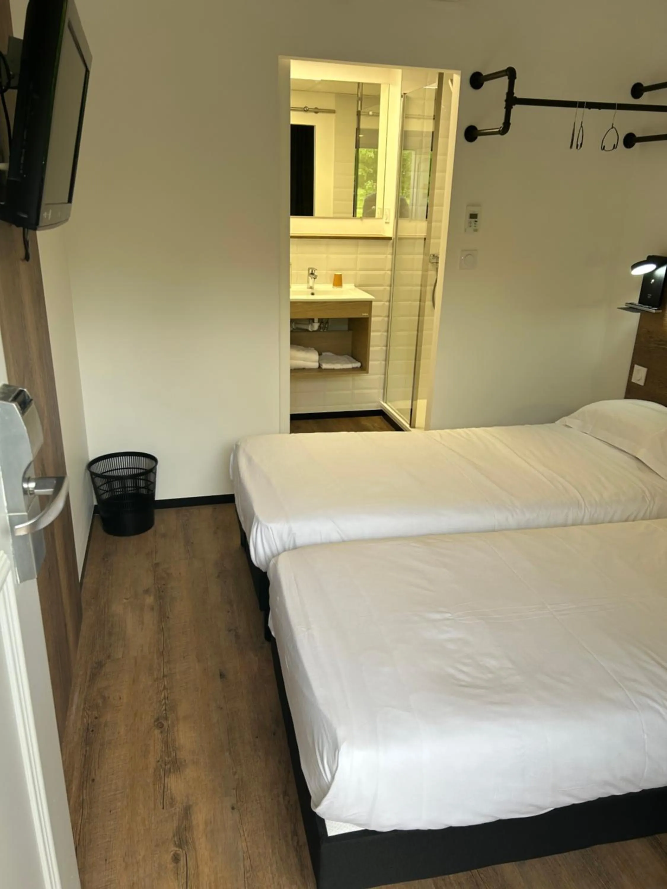 TV and multimedia, Bed in The Originals Access, Hôtel Tulle