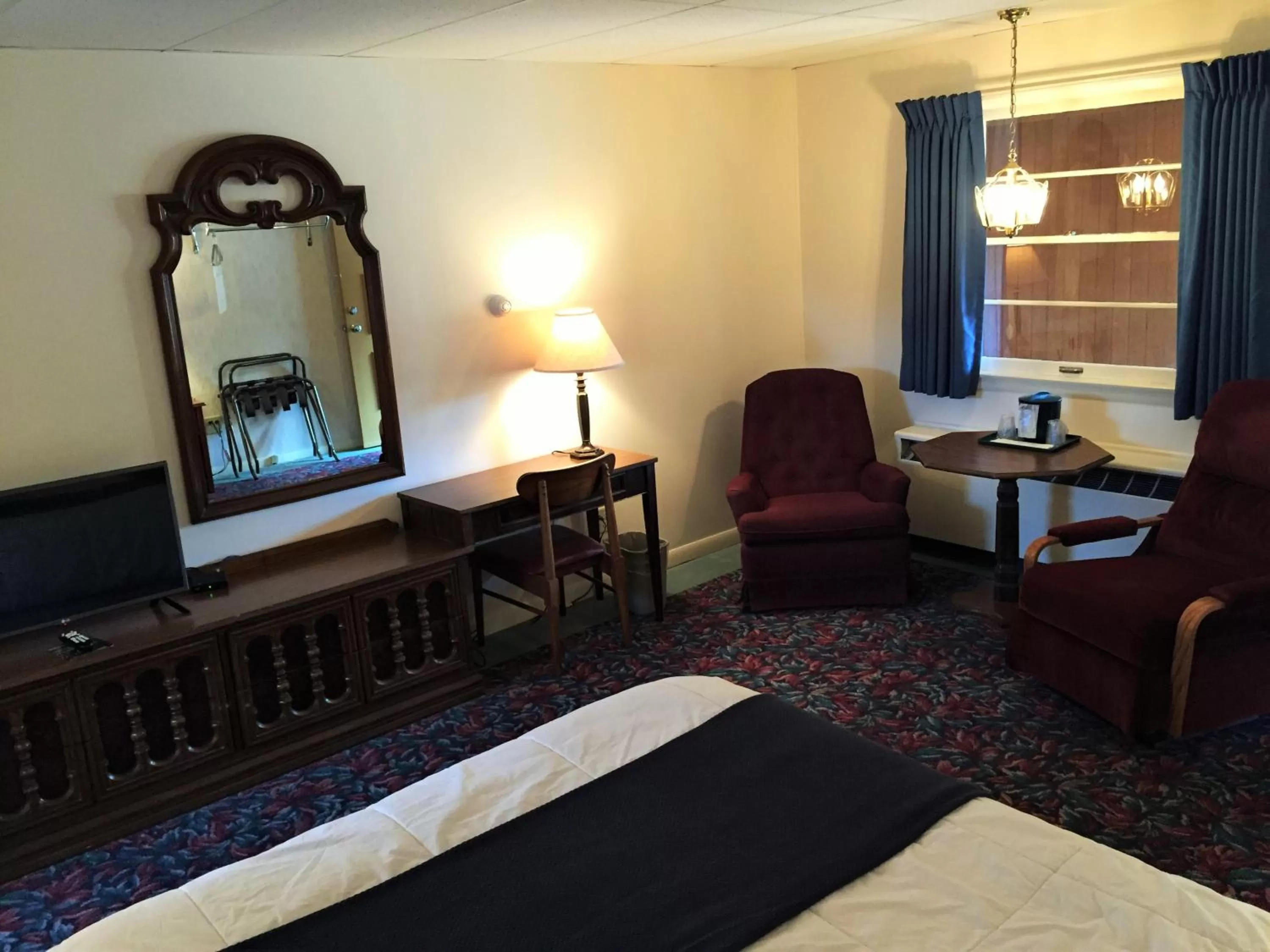 Photo of the whole room, Bed in Cedar Motor Inn