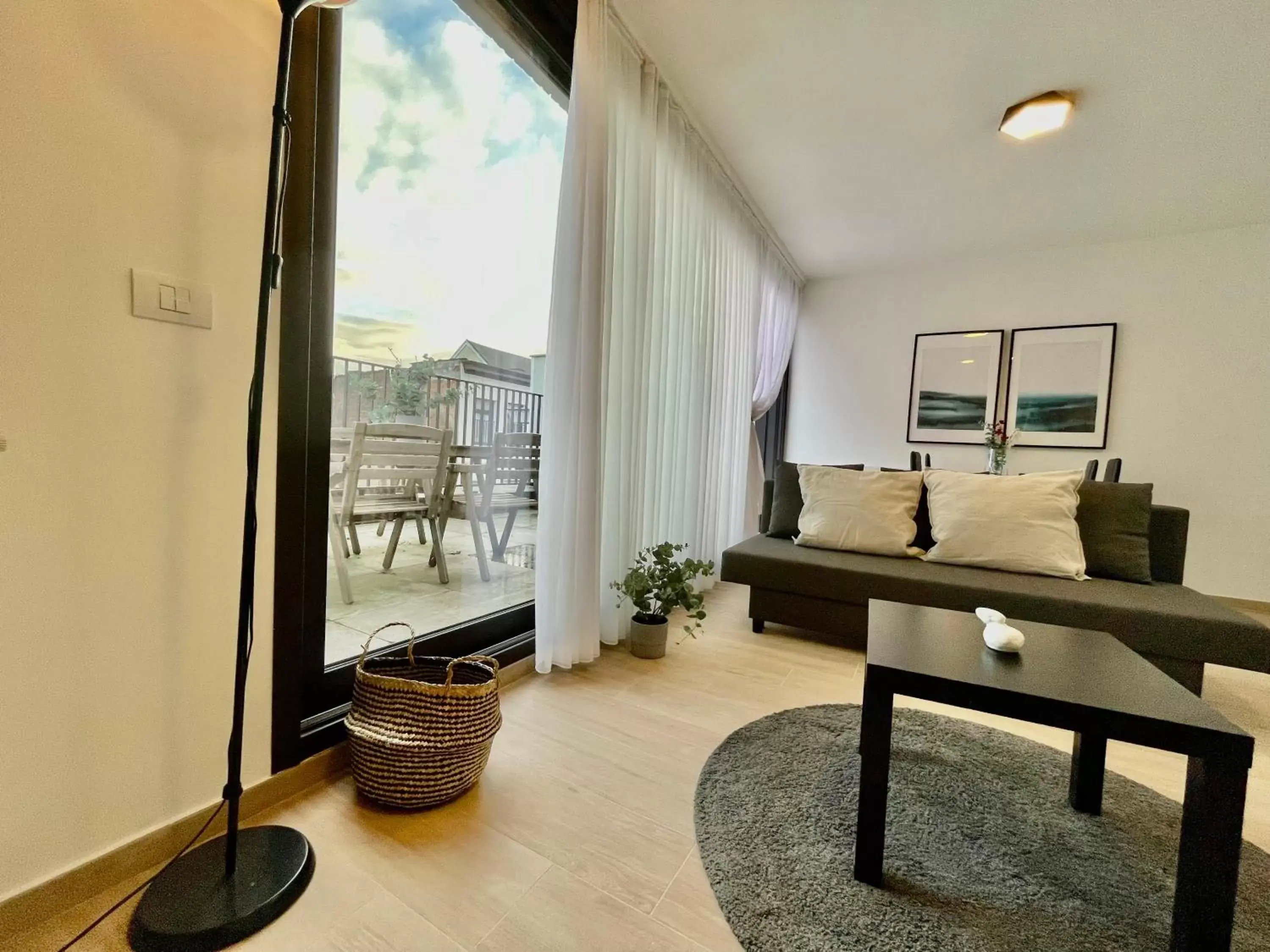 One-Bedroom Apartment in OneLuxStay near Diamond District One-Bedroom Apartment in OneLuxStay near Diamond District