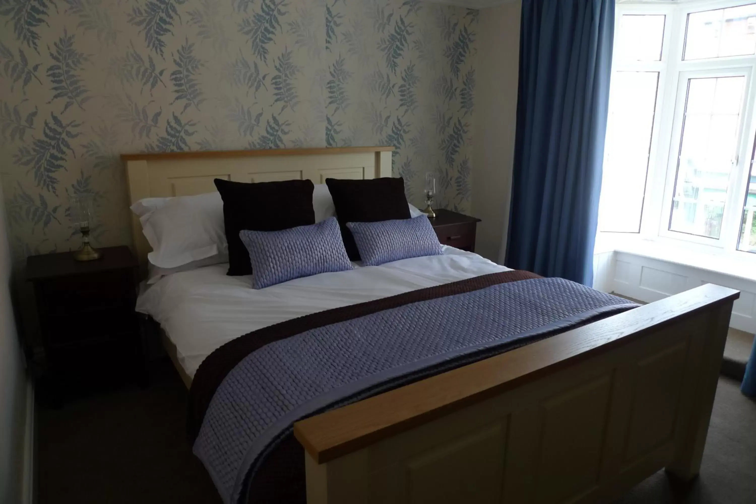 Photo of the whole room, Bed in Kirkgate House