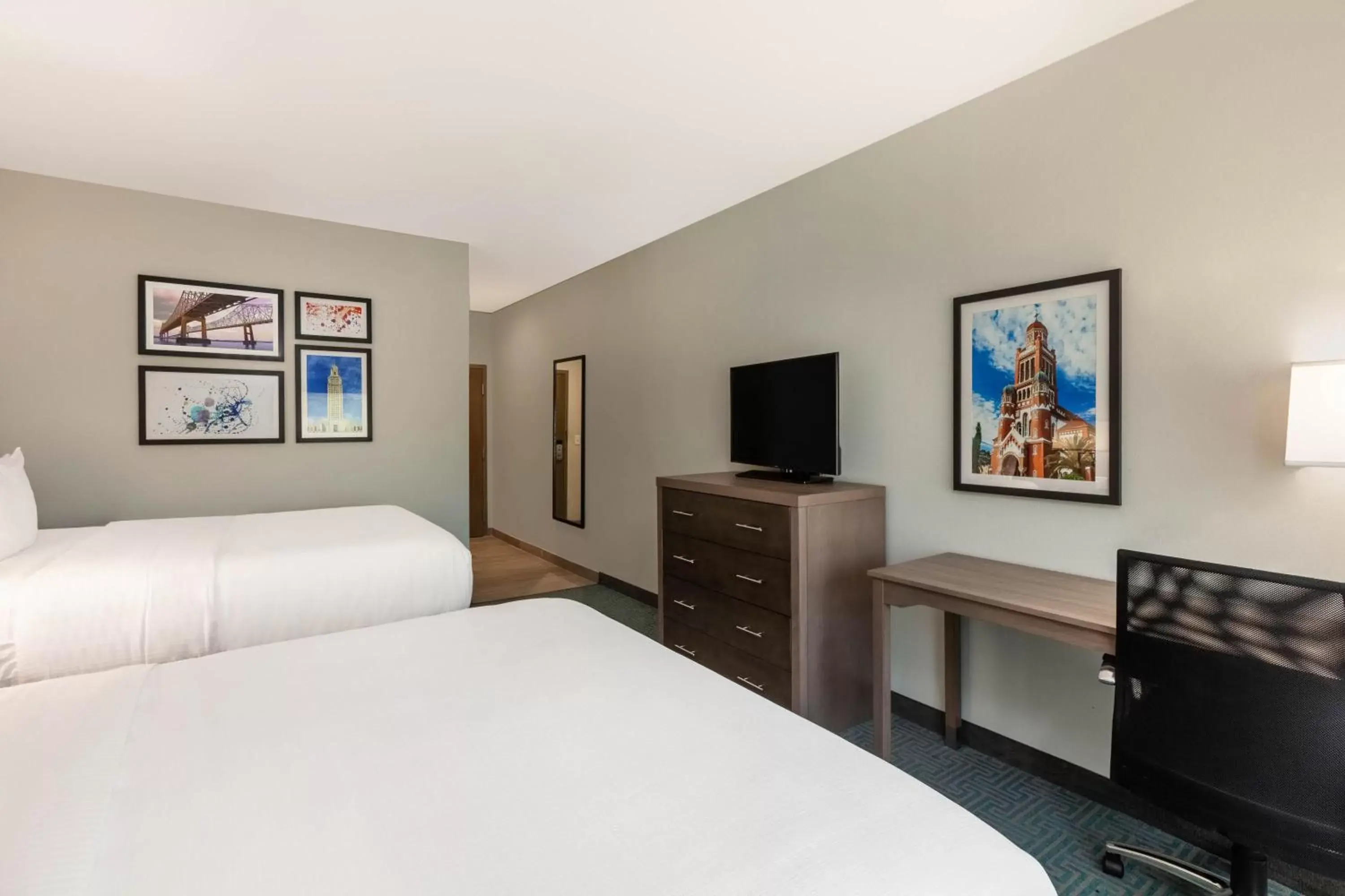 Bed in La Quinta Inn & Suites by Wyndham Lafayette Oil Center