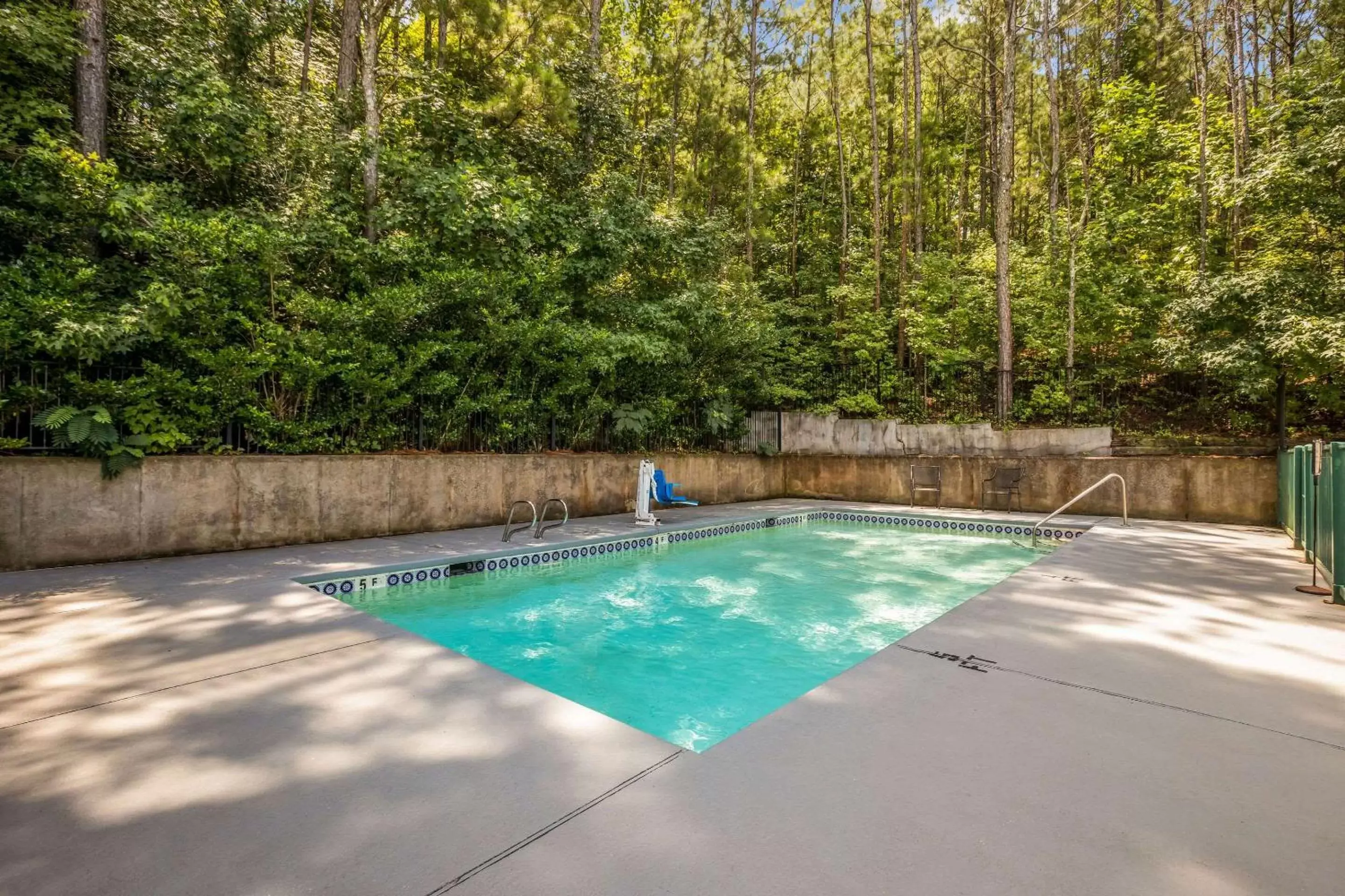 Swimming Pool in Quality Inn & Suites near Lake Oconee