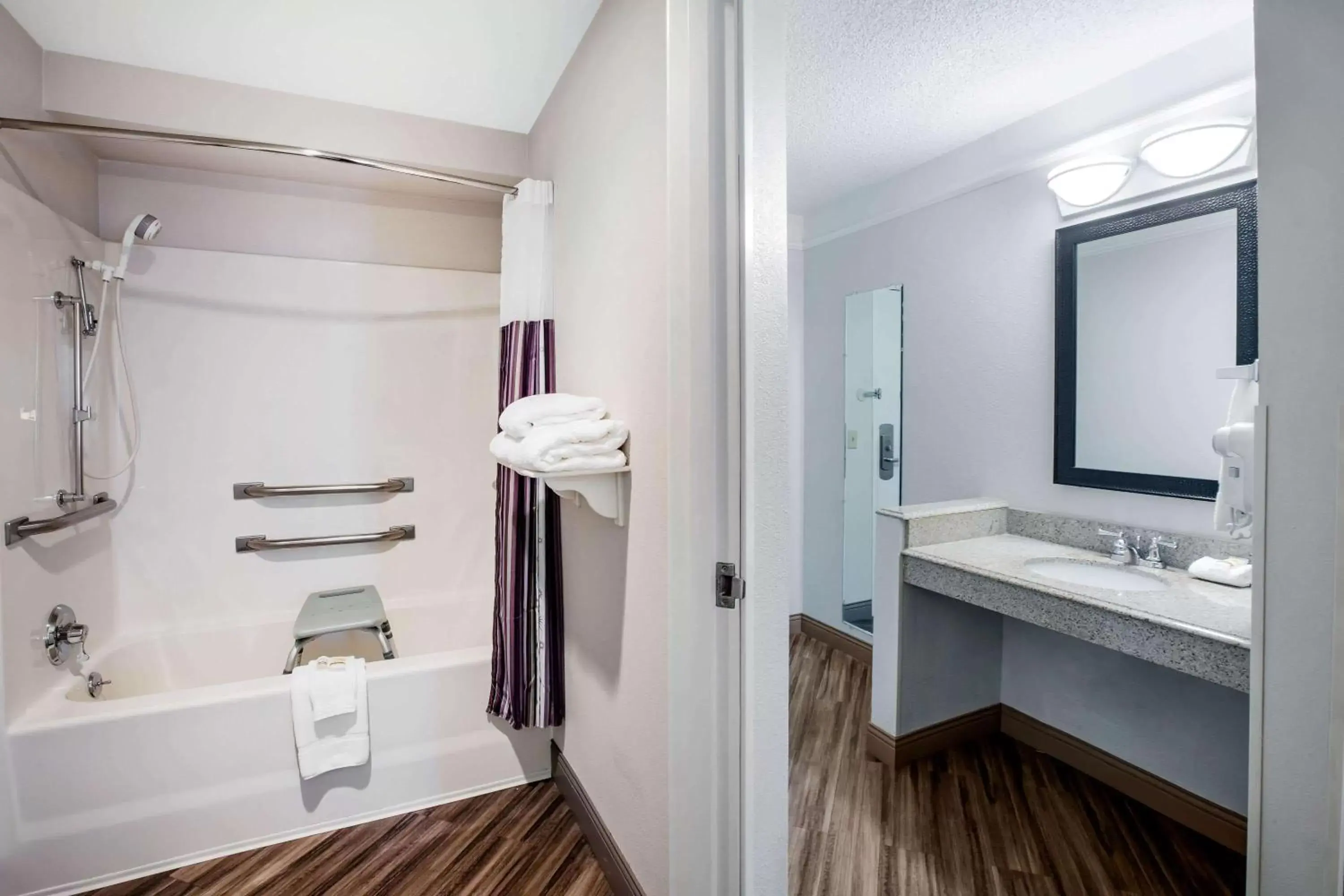 Bathroom in La Quinta by Wyndham Houston Baytown East