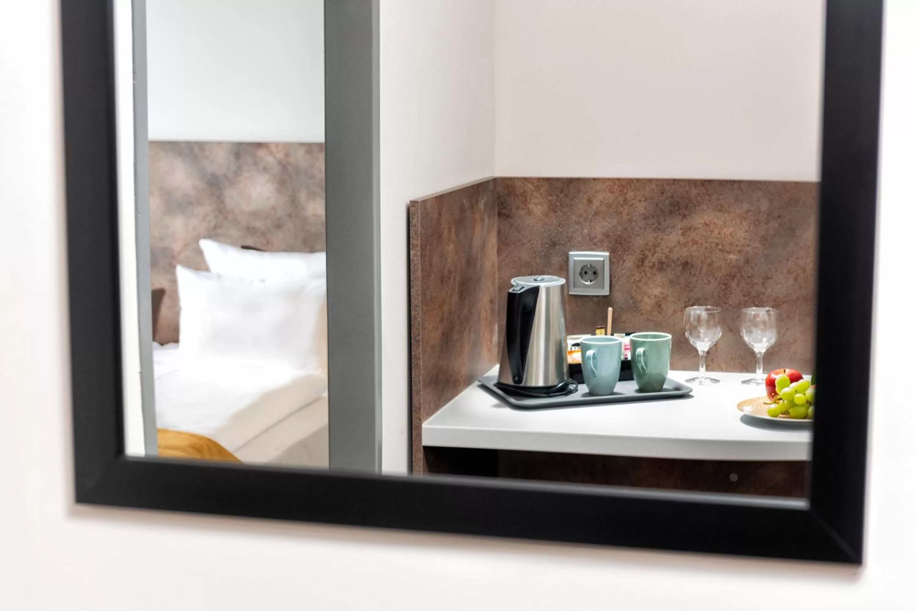 Coffee/tea facilities, Bed in SORAT Hotel Berlin