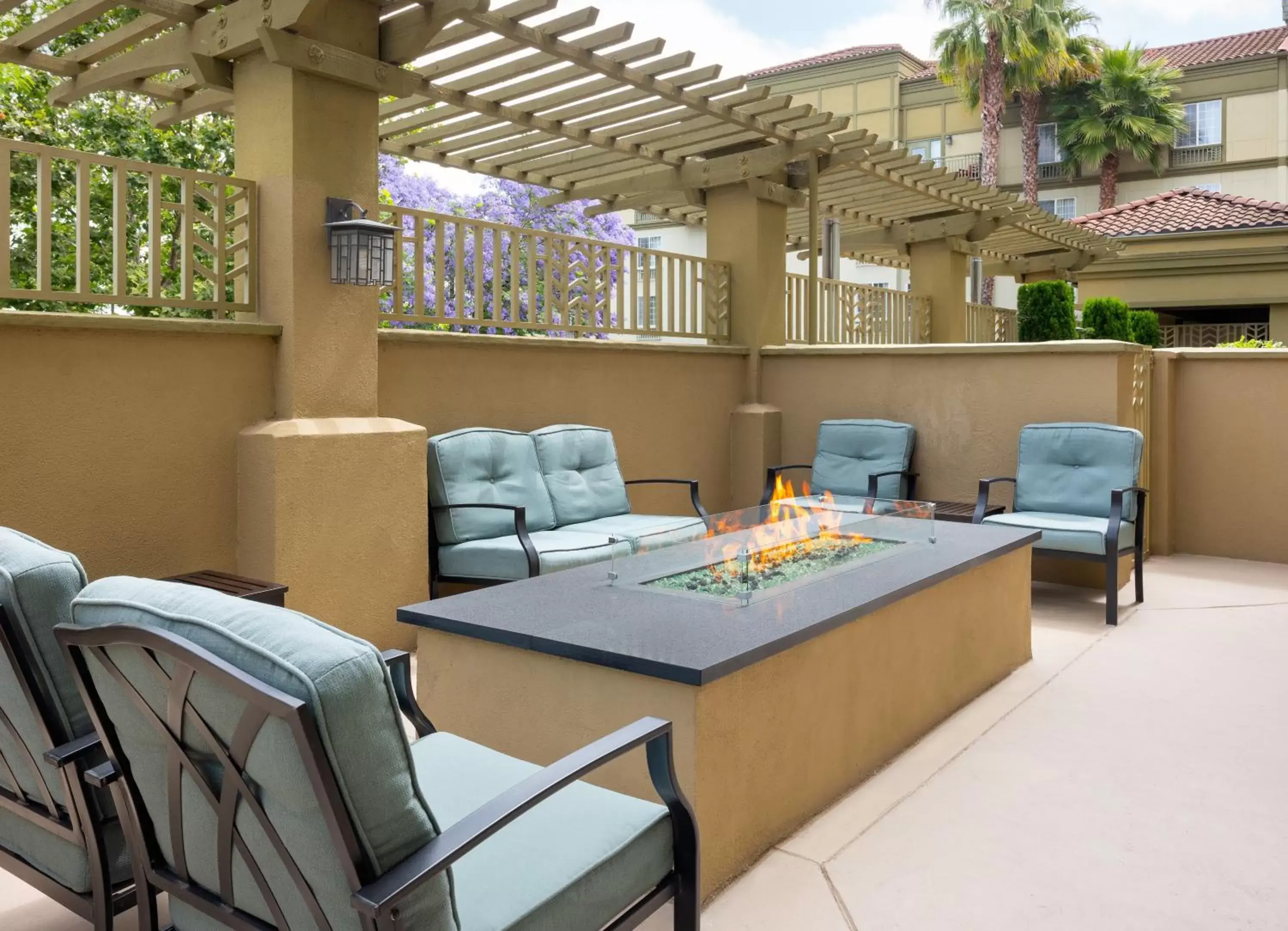 Patio in Larkspur Landing Sunnyvale-An All-Suite Hotel