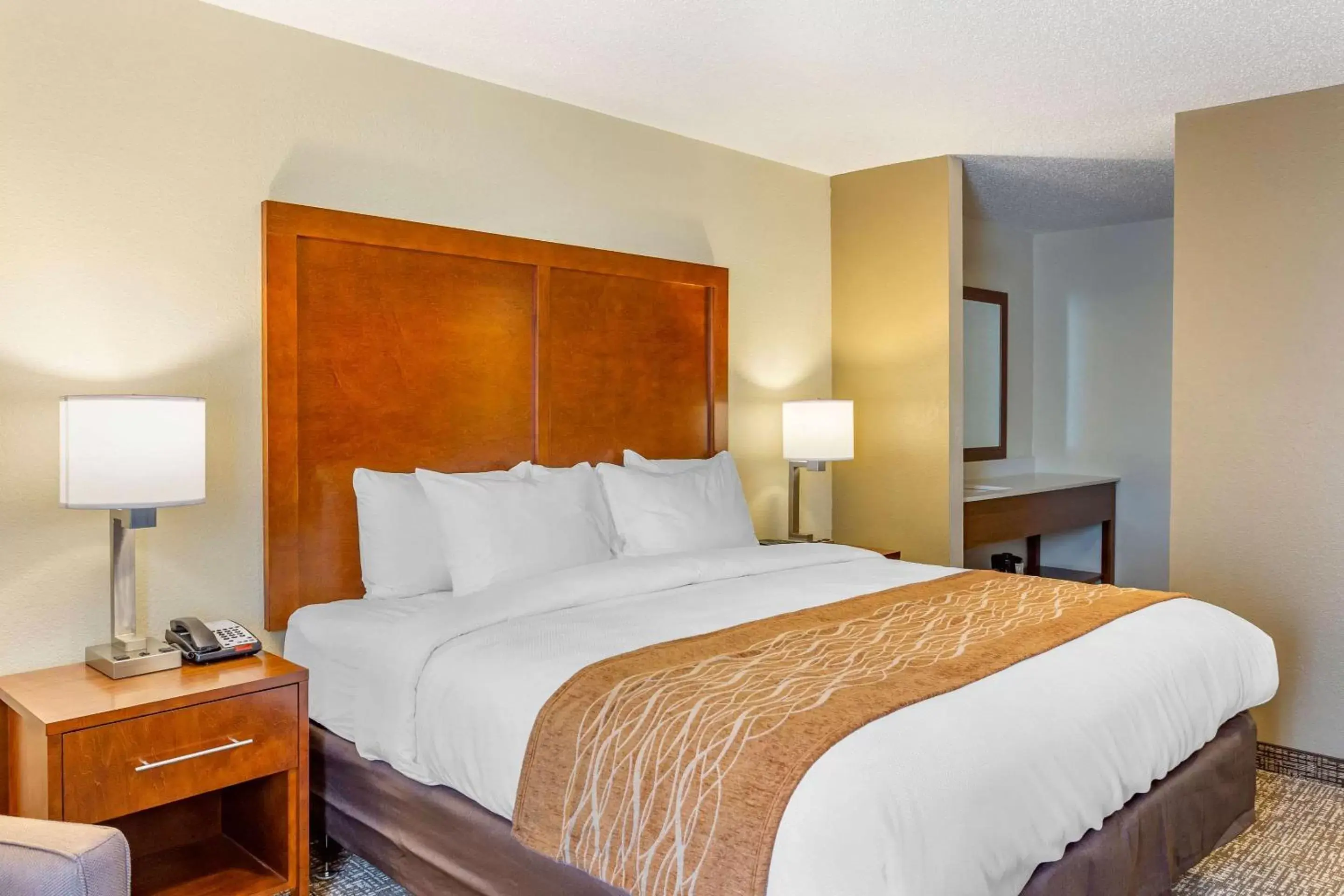 Photo of the whole room, Bed in Comfort Inn DeKalb - Adjacent the University