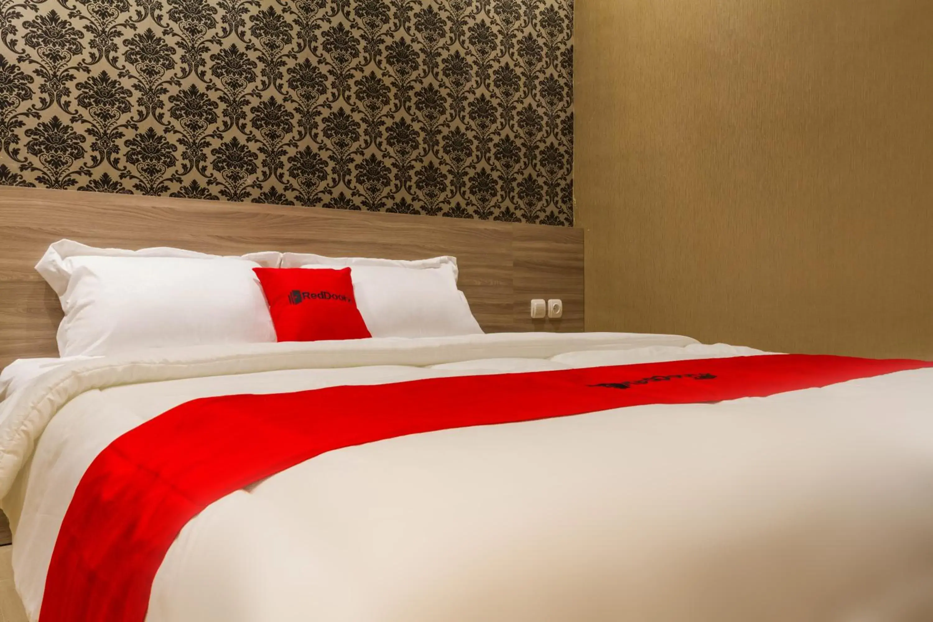 Bedroom, Bed in RedDoorz Plus @ Dipatiukur Bedroom, Bed in RedDoorz Plus @ Dipatiukur