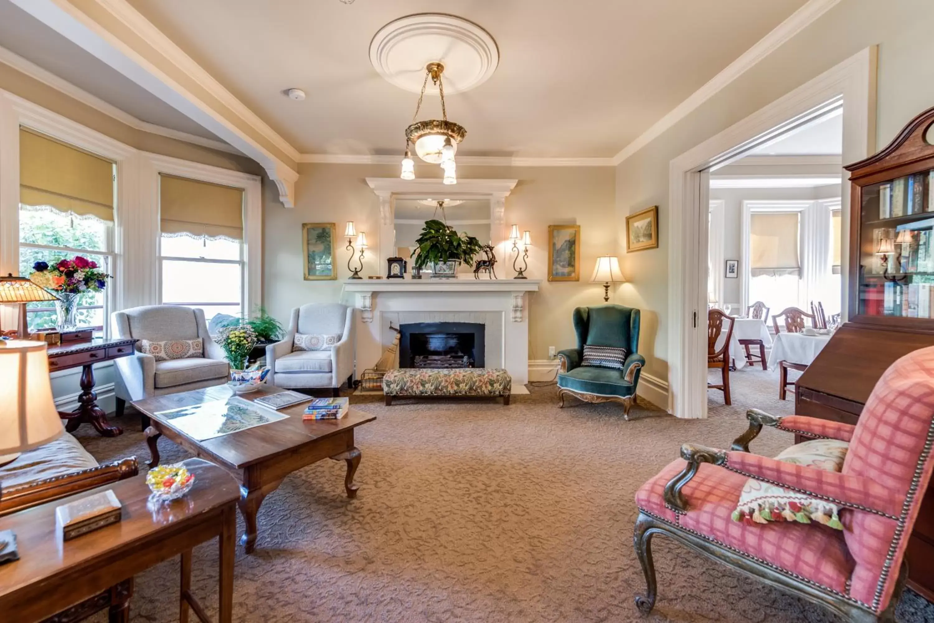 Living room, Seating Area in O Canada House Bed & Breakfast