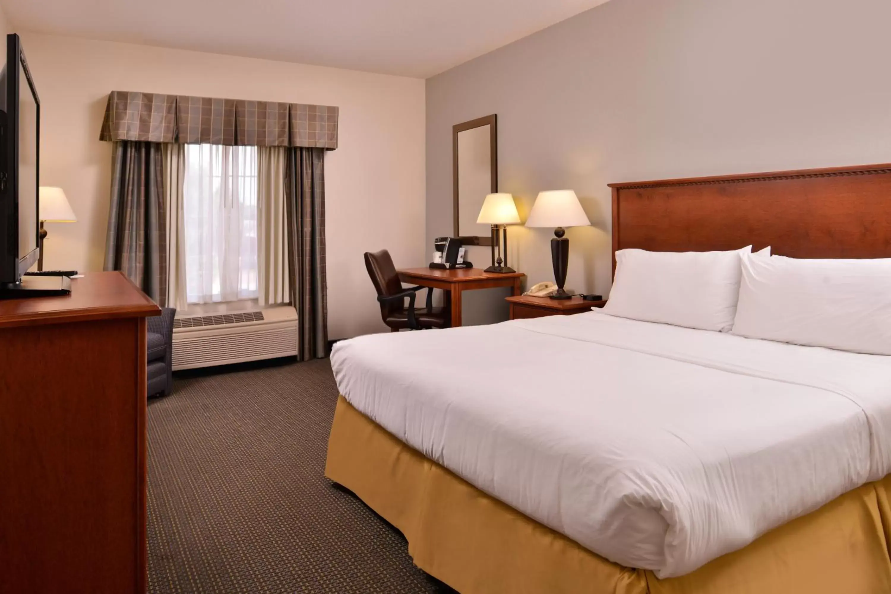 Photo of the whole room, Bed in Holiday Inn Express Hotel & Suites Sioux Falls At Empire Mall, an IHG Hotel