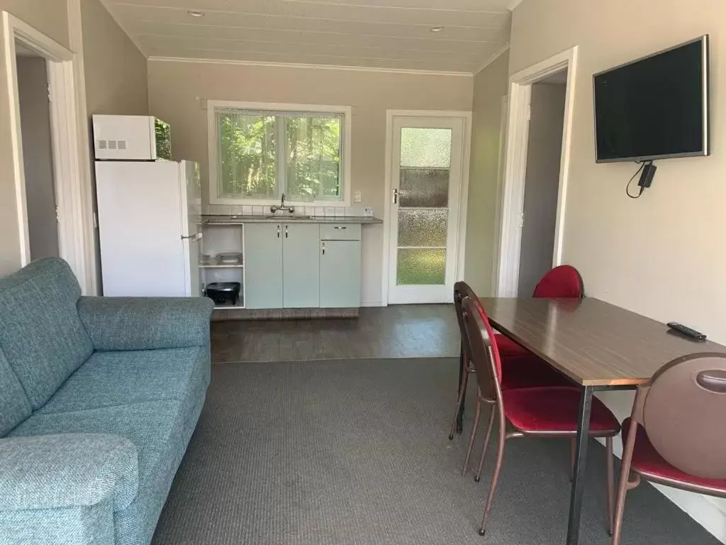 Kitchen or kitchenette, Dining Area in Apple Motor Inn