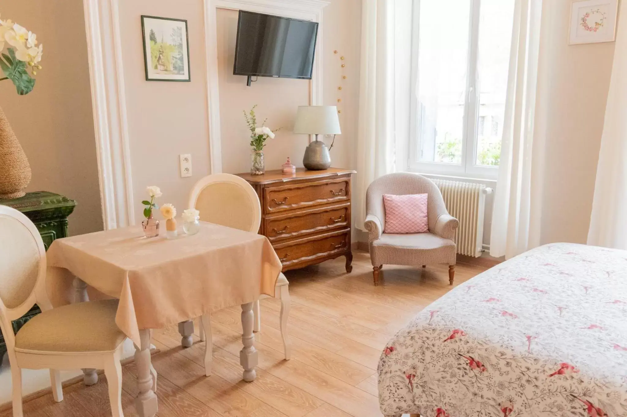 Bed, TV/Entertainment Center in La Fée Maison