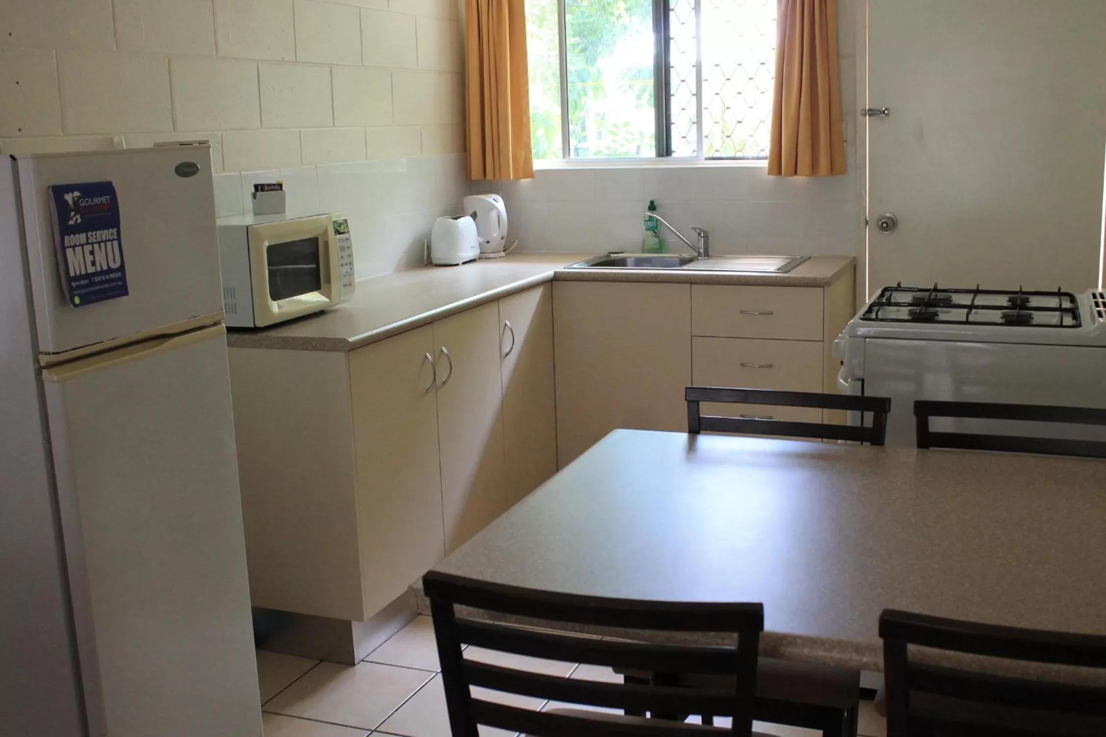 Kitchen or kitchenette in Oasis Inn Apartments