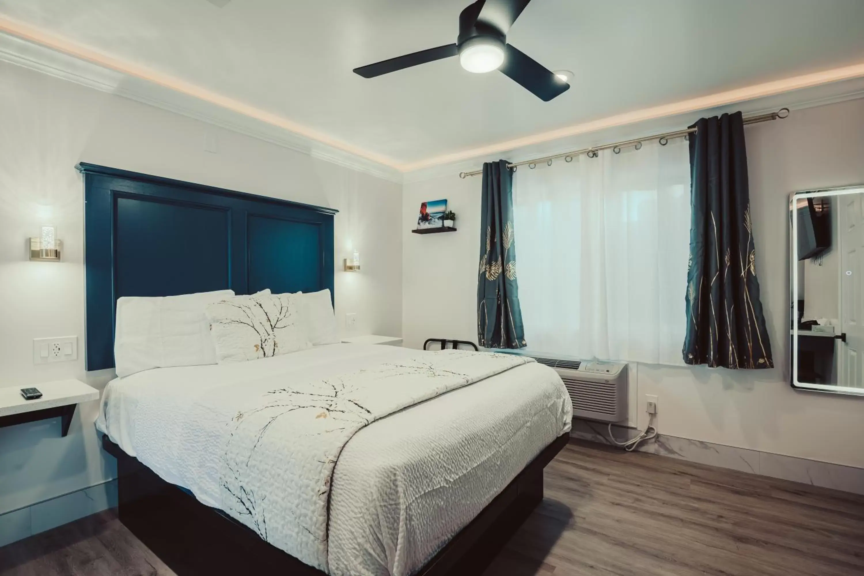 Bed in Blufftop Inn & Suites - Wharf/Restaurant District Bed in Blufftop Inn & Suites - Wharf/Restaurant District