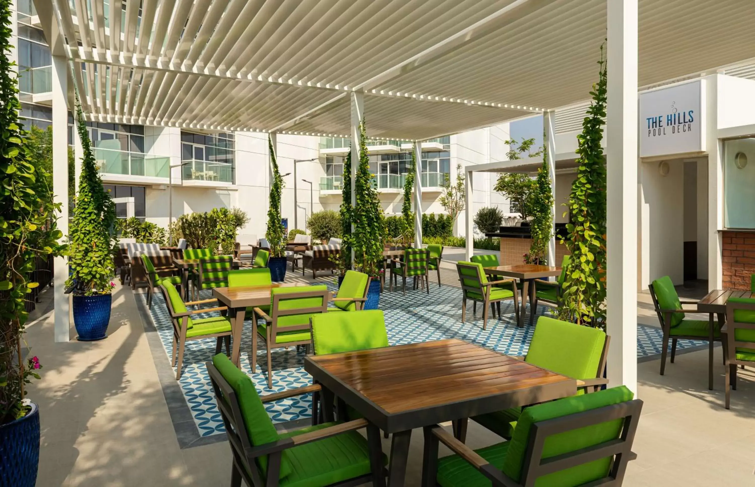 Lounge or bar, Restaurant/Places to Eat in Radisson Dubai Damac Hills