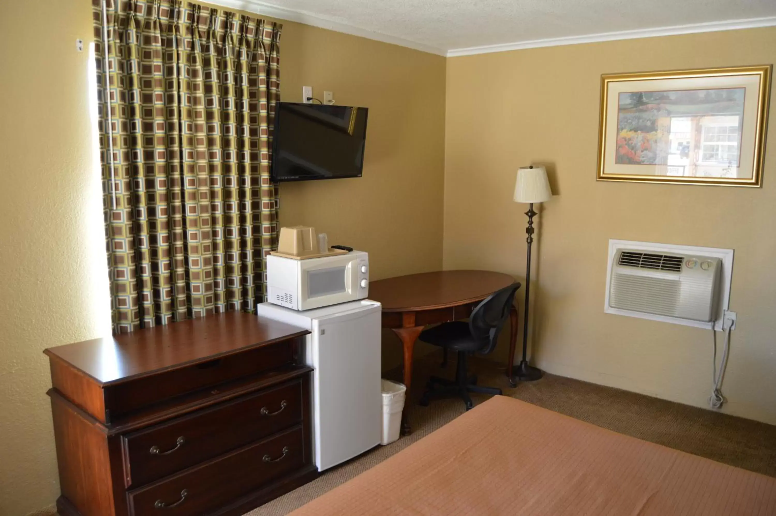 TV/Entertainment Center in Travel Inn Snyder