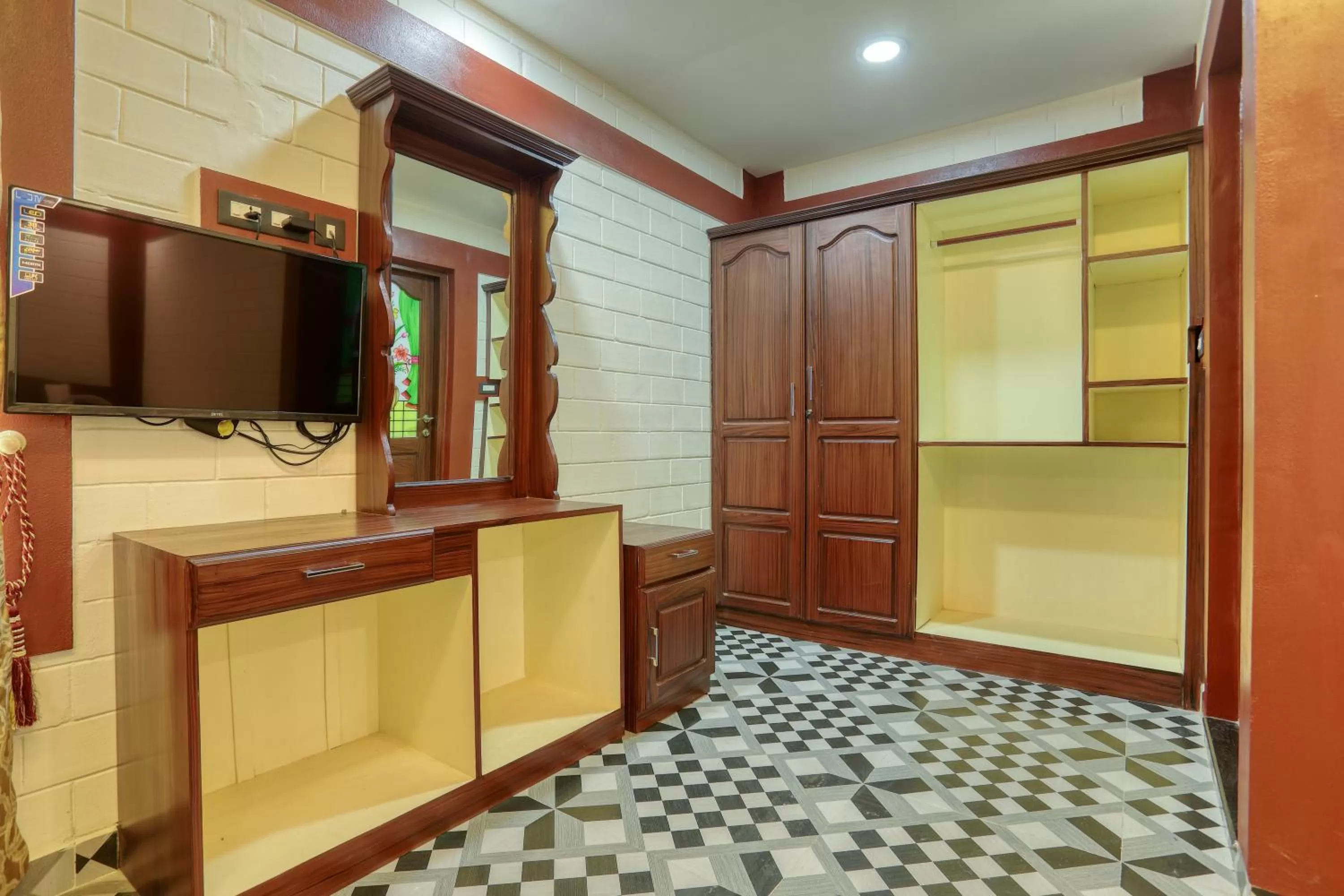 TV and multimedia in LEISURE VALLEY BEACH RESORT