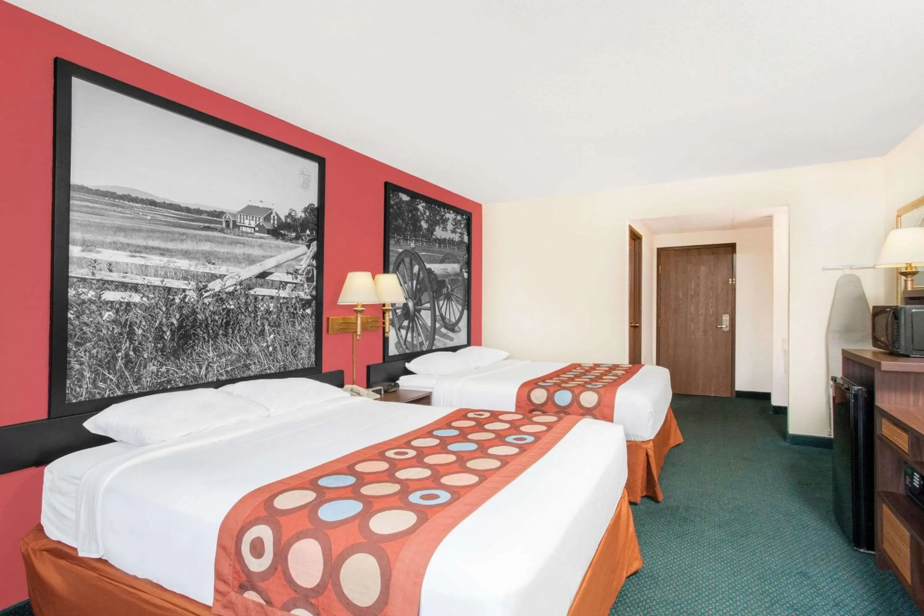 Photo of the whole room, Bed in Super 8 by Wyndham Gettysburg