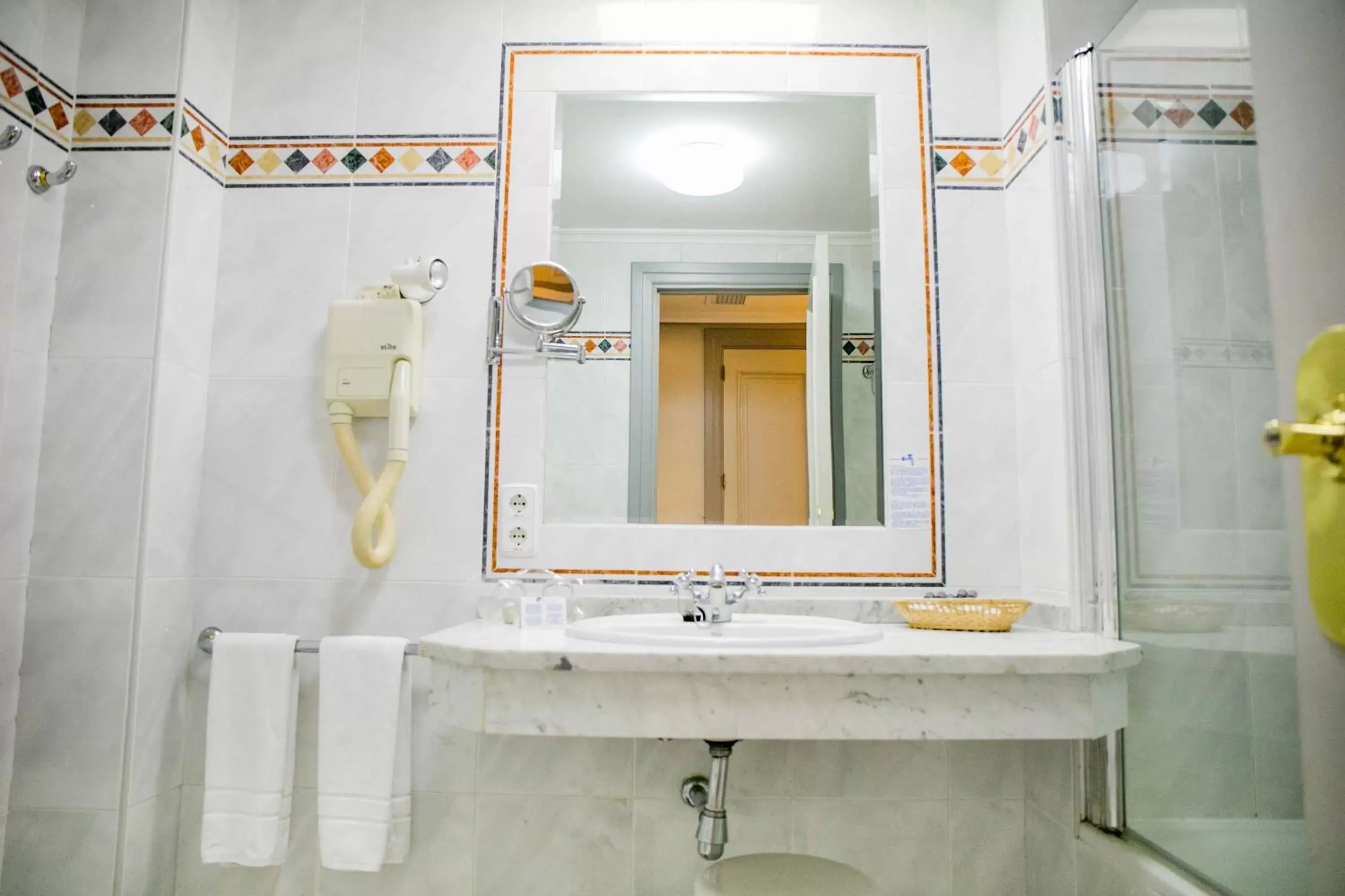 Bathroom in Palacio de los Velada