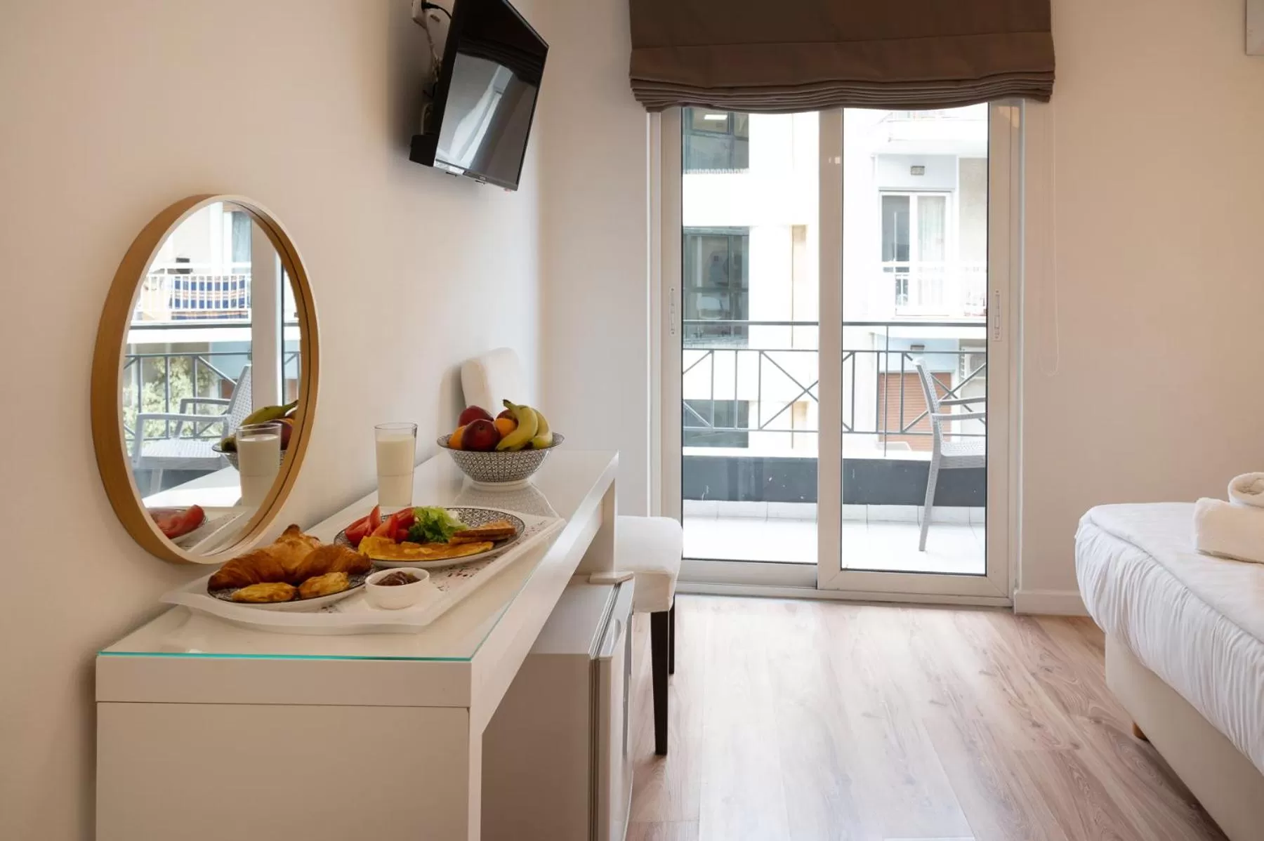 Dining area, Bed in HOTEL_TIER