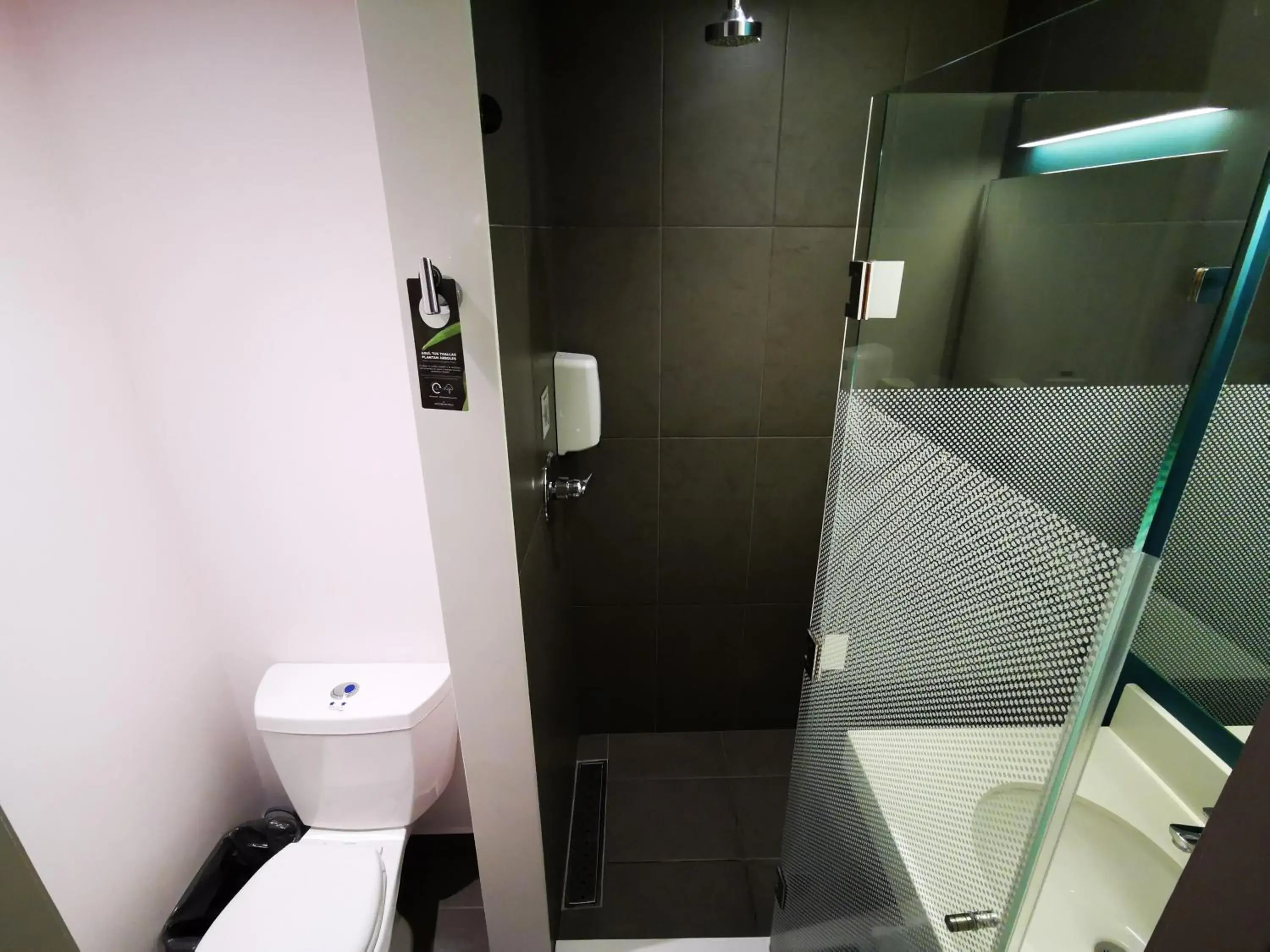 Bathroom in Ibis Budget Itagui