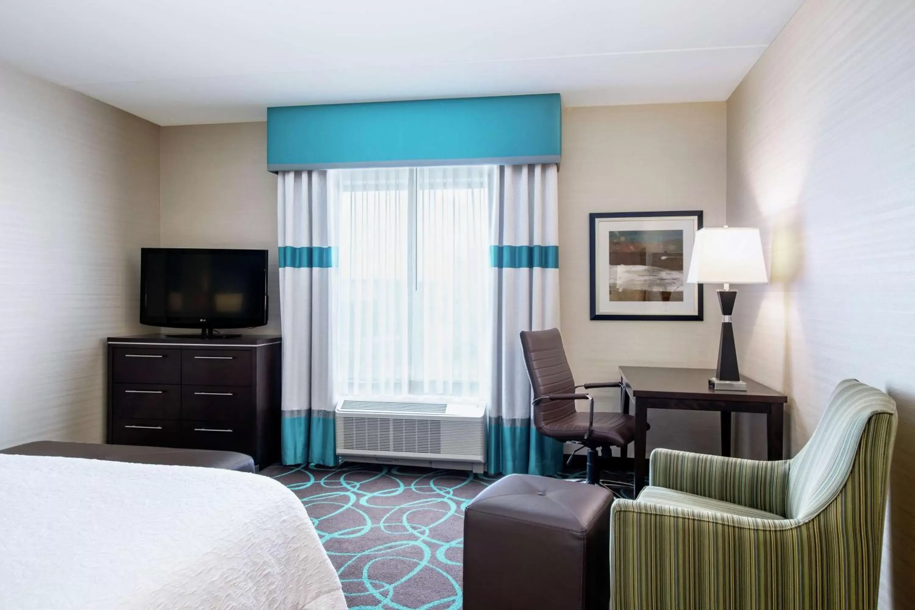 Bedroom, Seating Area in Hampton Inn by Hilton Winnipeg