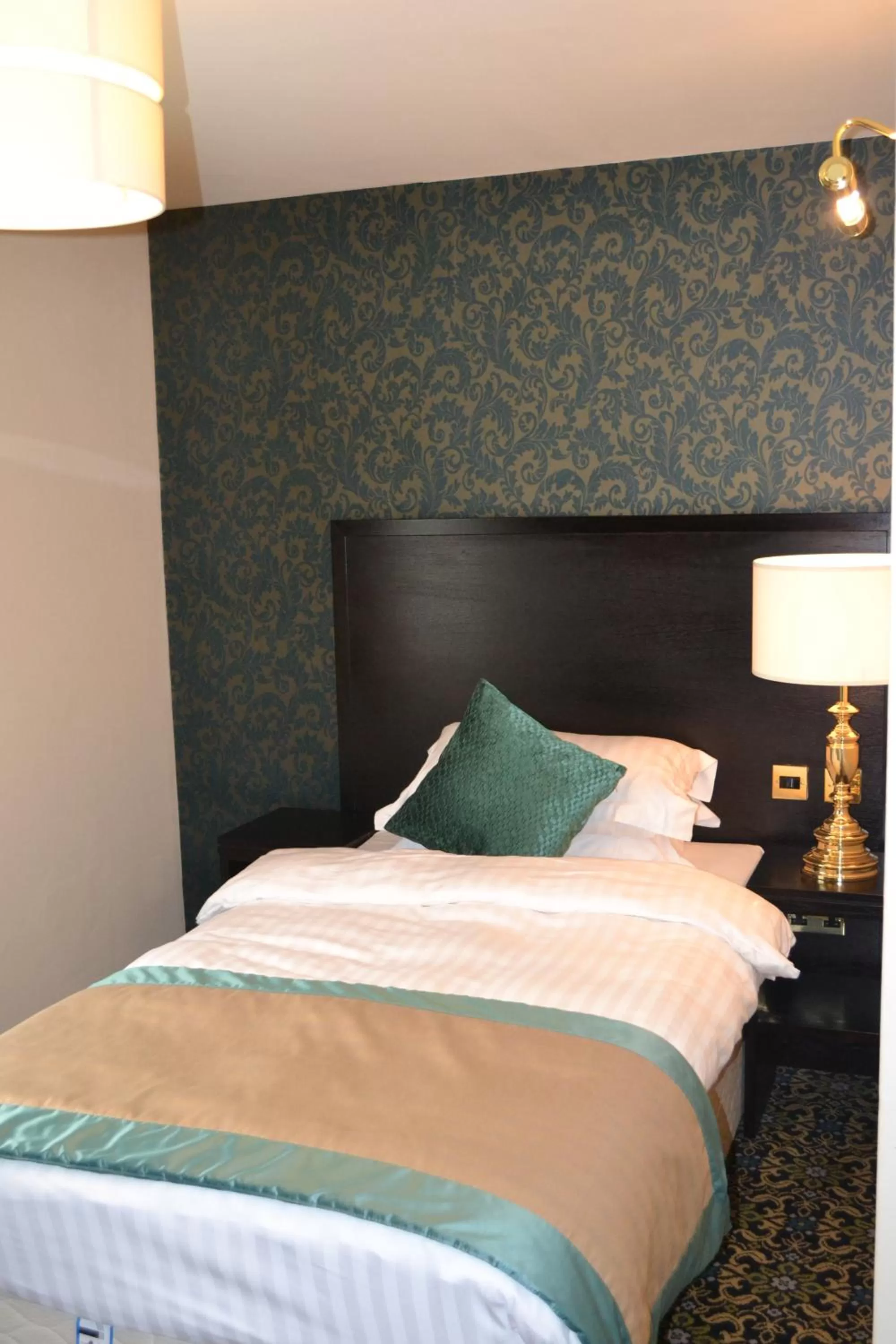 Photo of the whole room, Bed in Globe Hotel Wetherspoon