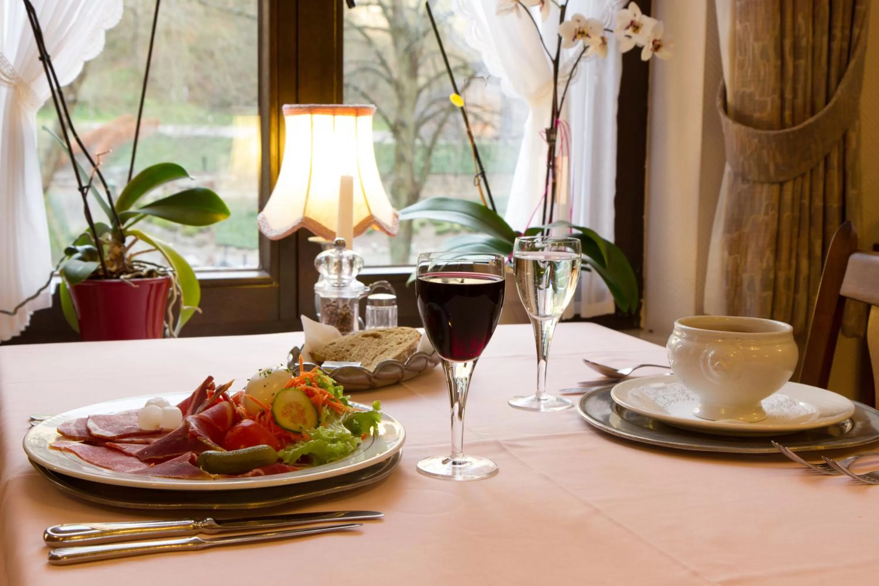 Restaurant/places to eat in Hotel Le Postillon