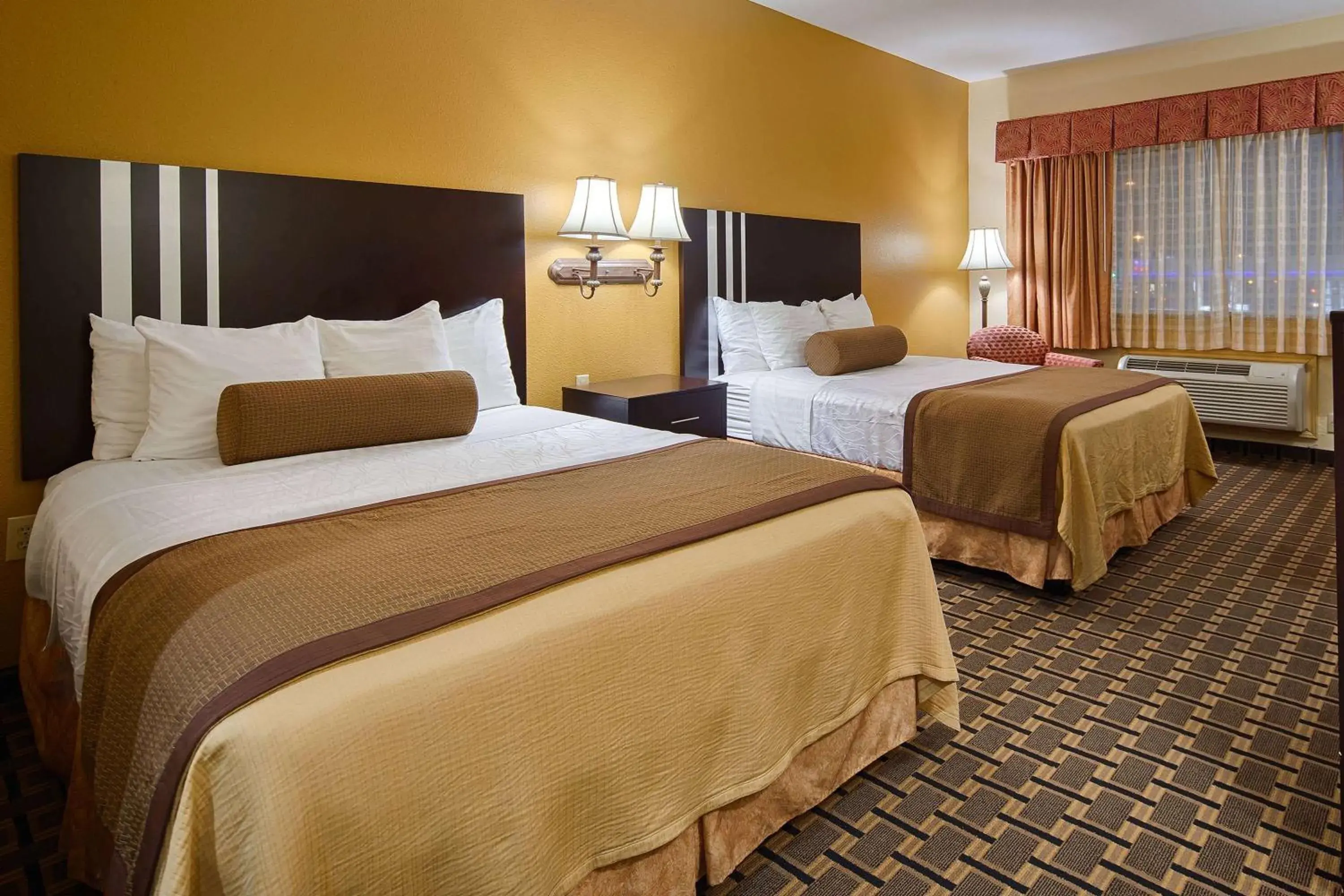 Photo of the whole room, Bed in Days Inn & Suites by Wyndham Sam Houston Tollway