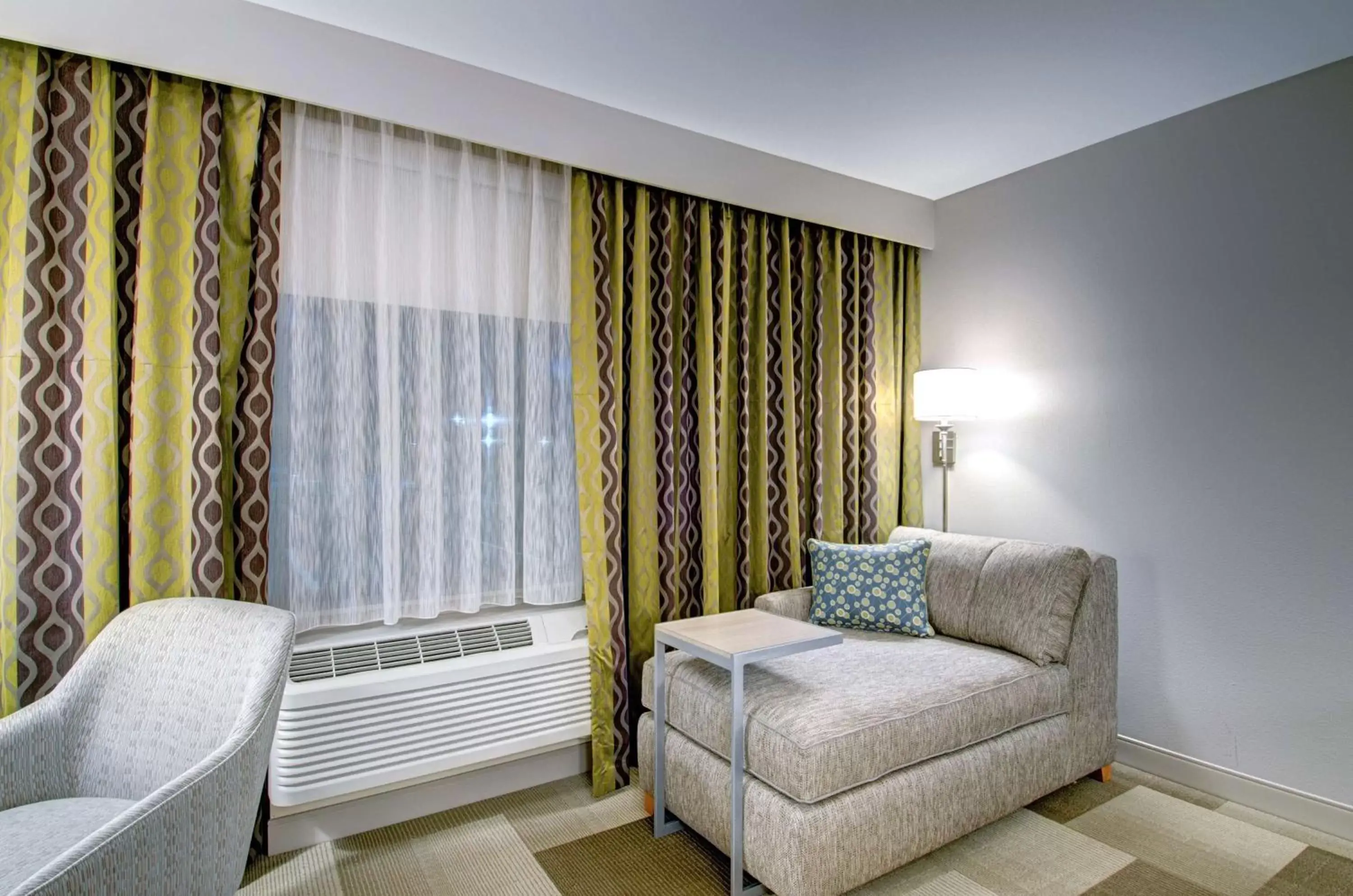 Living room, Bed in Hampton Inn Boston - Westborough